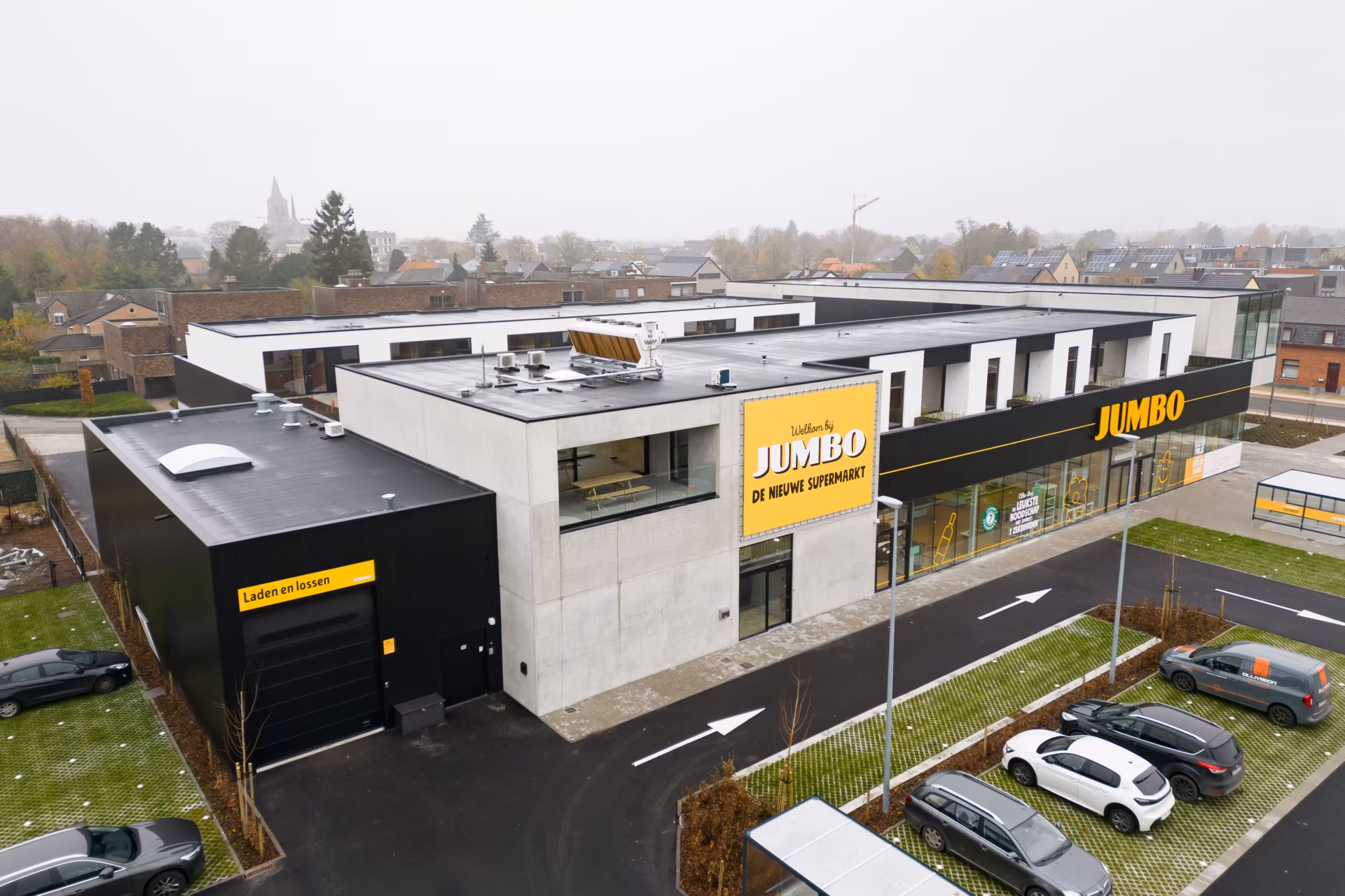 Jumbo en Medi-Market in Lommel met 11 appartementen en groendak boven de commerciële ruimtes