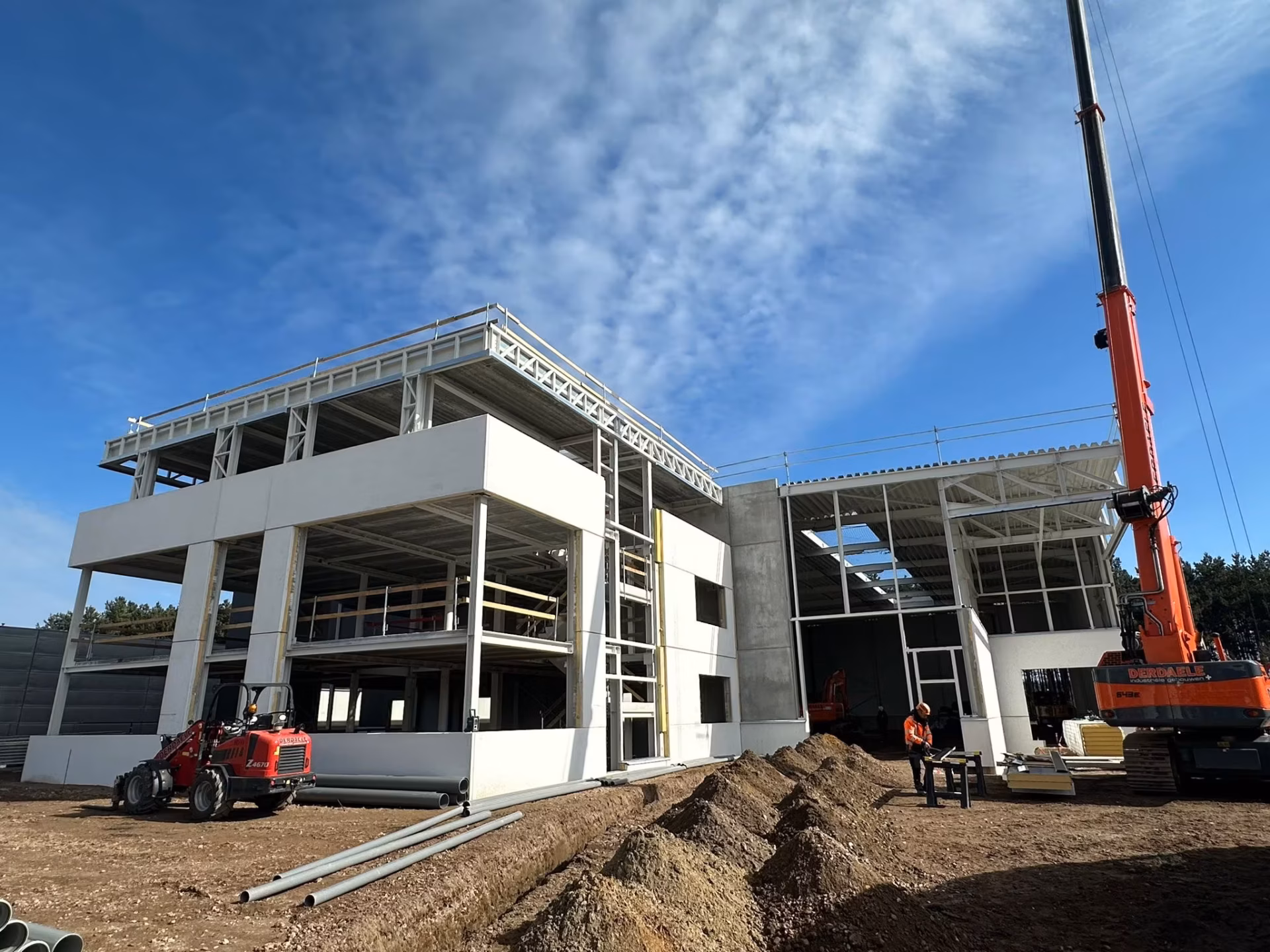 Nieuw bedrijfsgebouw voor Technical Touch Racing met magazijn, mezzanine, laadkade en kantoren, gebouwd door Derdaele+