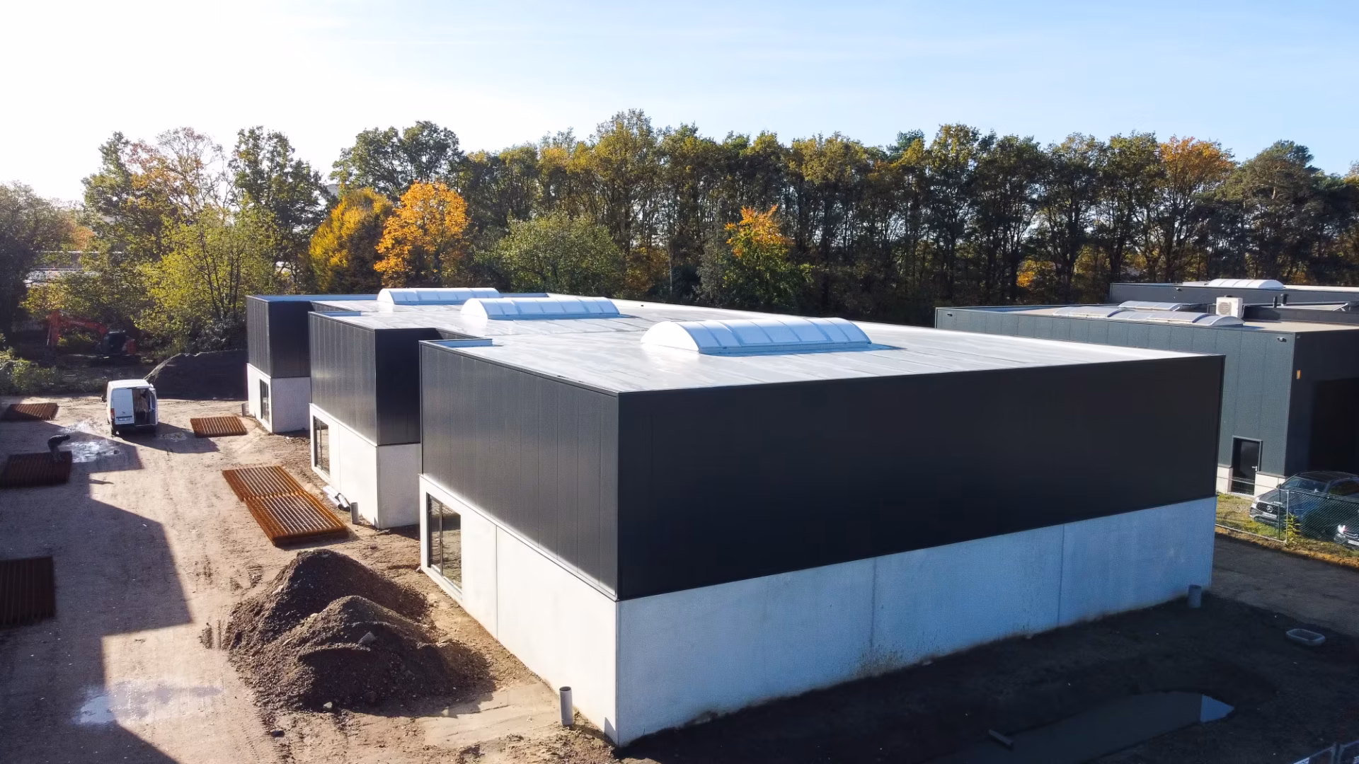 Bedrijvenpark Reservorenstraat in Beringen met zeven KMO units, gebouwd door Derdaele+