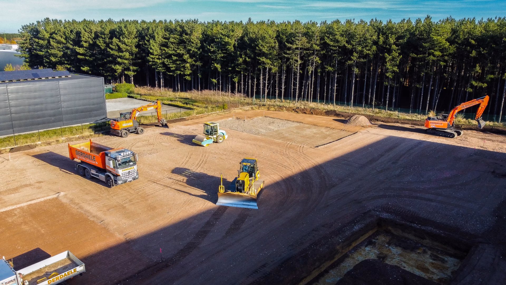 Nieuw bedrijfsgebouw voor Technical Touch Racing met magazijn, mezzanine, laadkade en kantoren, gebouwd door Derdaele+