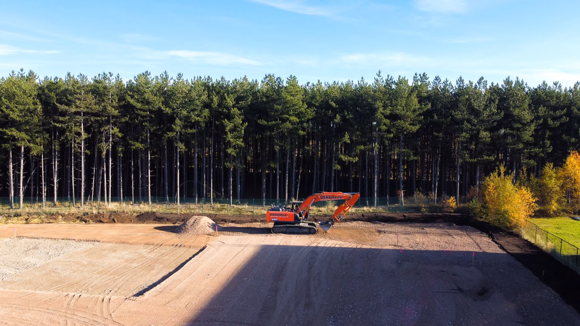 Nieuw bedrijfsgebouw voor Technical Touch Racing met magazijn, mezzanine, laadkade en kantoren, gebouwd door Derdaele+