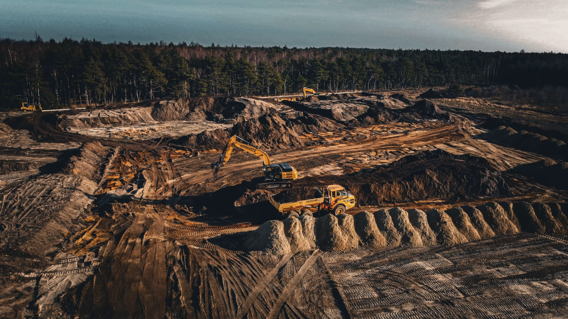 Eigen machinepark van Derdaele+ met machines voor industriebouw