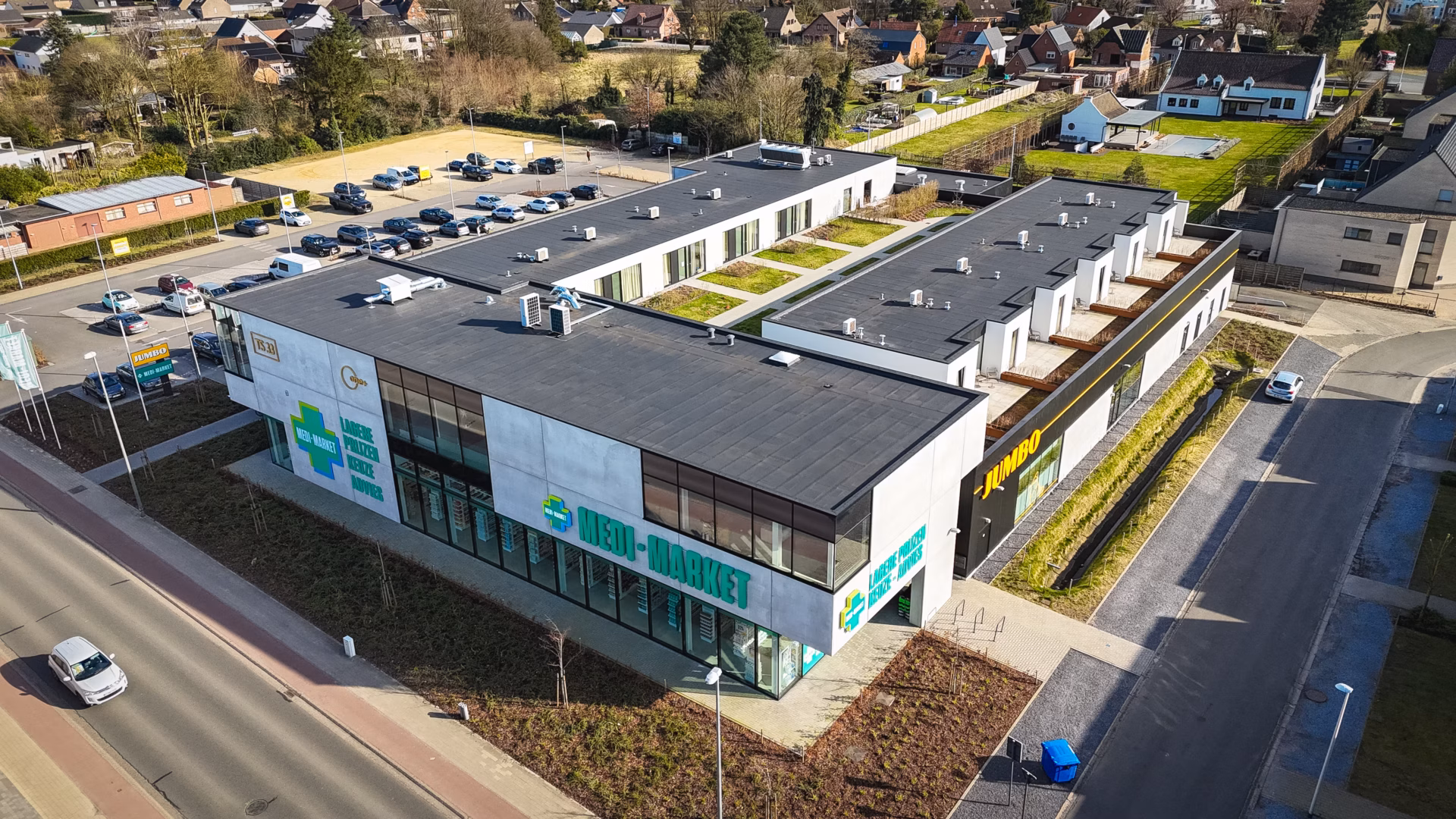 Jumbo en Medi-Market in Lommel met 11 appartementen en groendak boven de commerciële ruimtes
