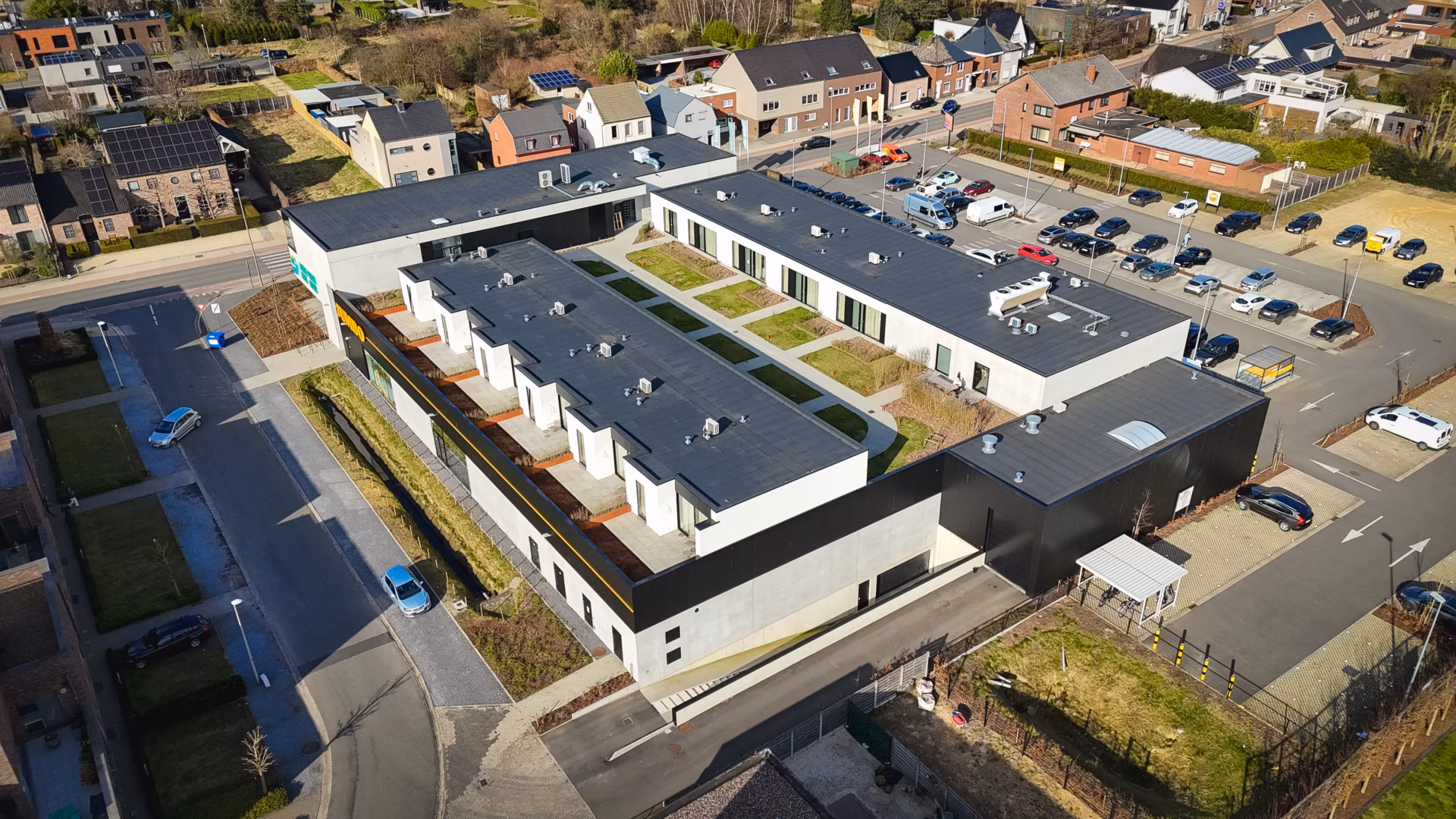 Jumbo en Medi-Market in Lommel met 11 appartementen en groendak boven de commerciële ruimtes