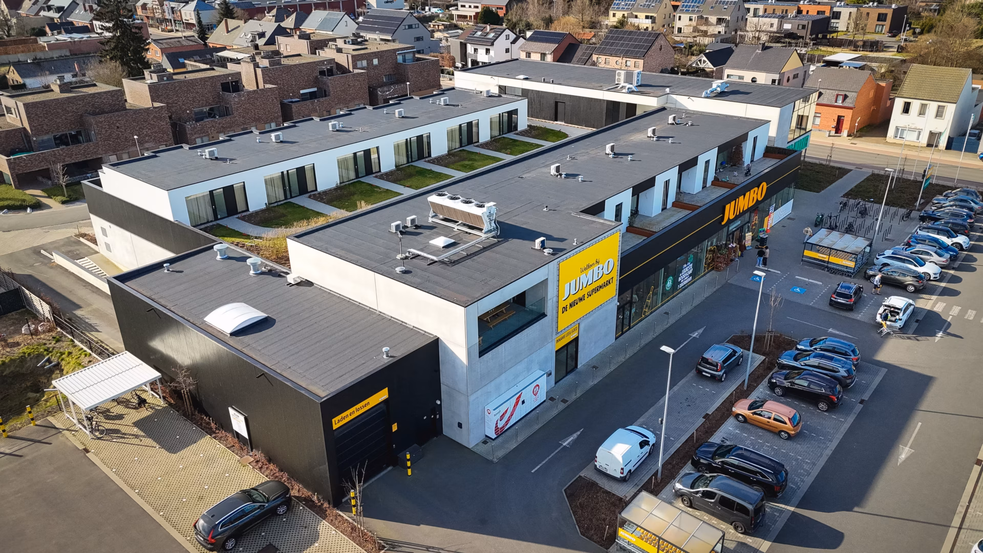 Jumbo en Medi-Market in Lommel met 11 appartementen en groendak boven de commerciële ruimtes