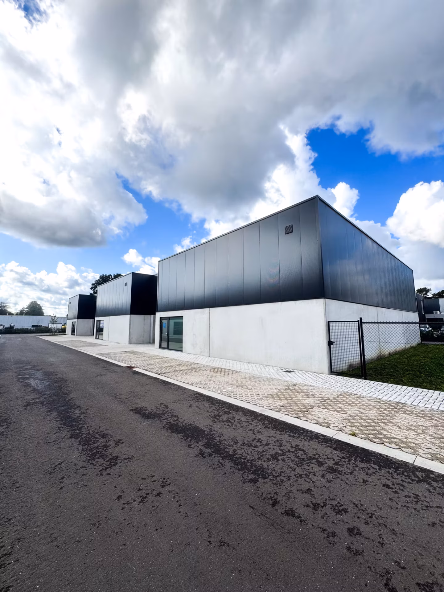 Bedrijvenpark Reservorenstraat in Beringen met zeven KMO units, gebouwd door Derdaele+