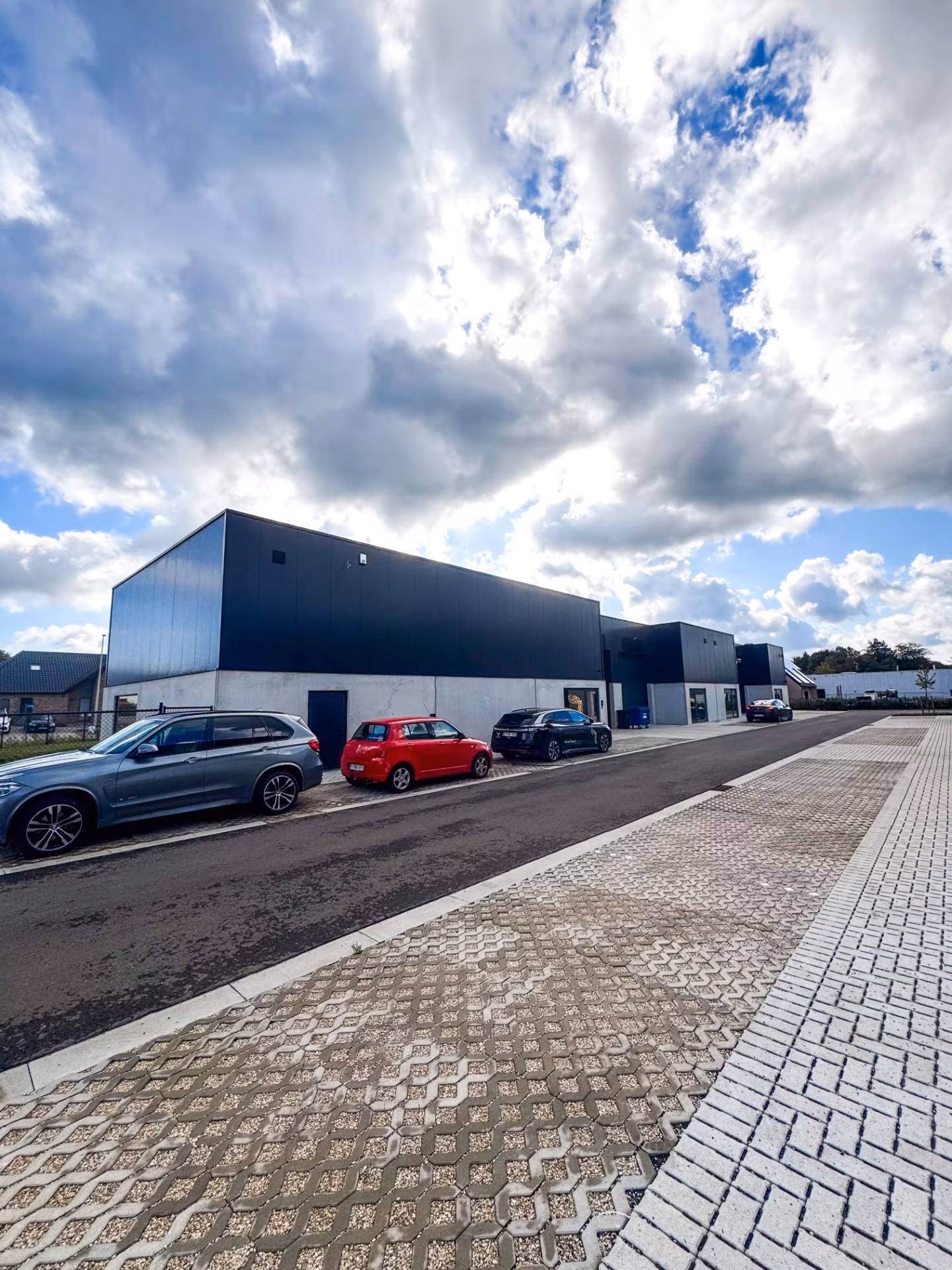 Bedrijvenpark Reservorenstraat in Beringen met zeven KMO units, gebouwd door Derdaele+