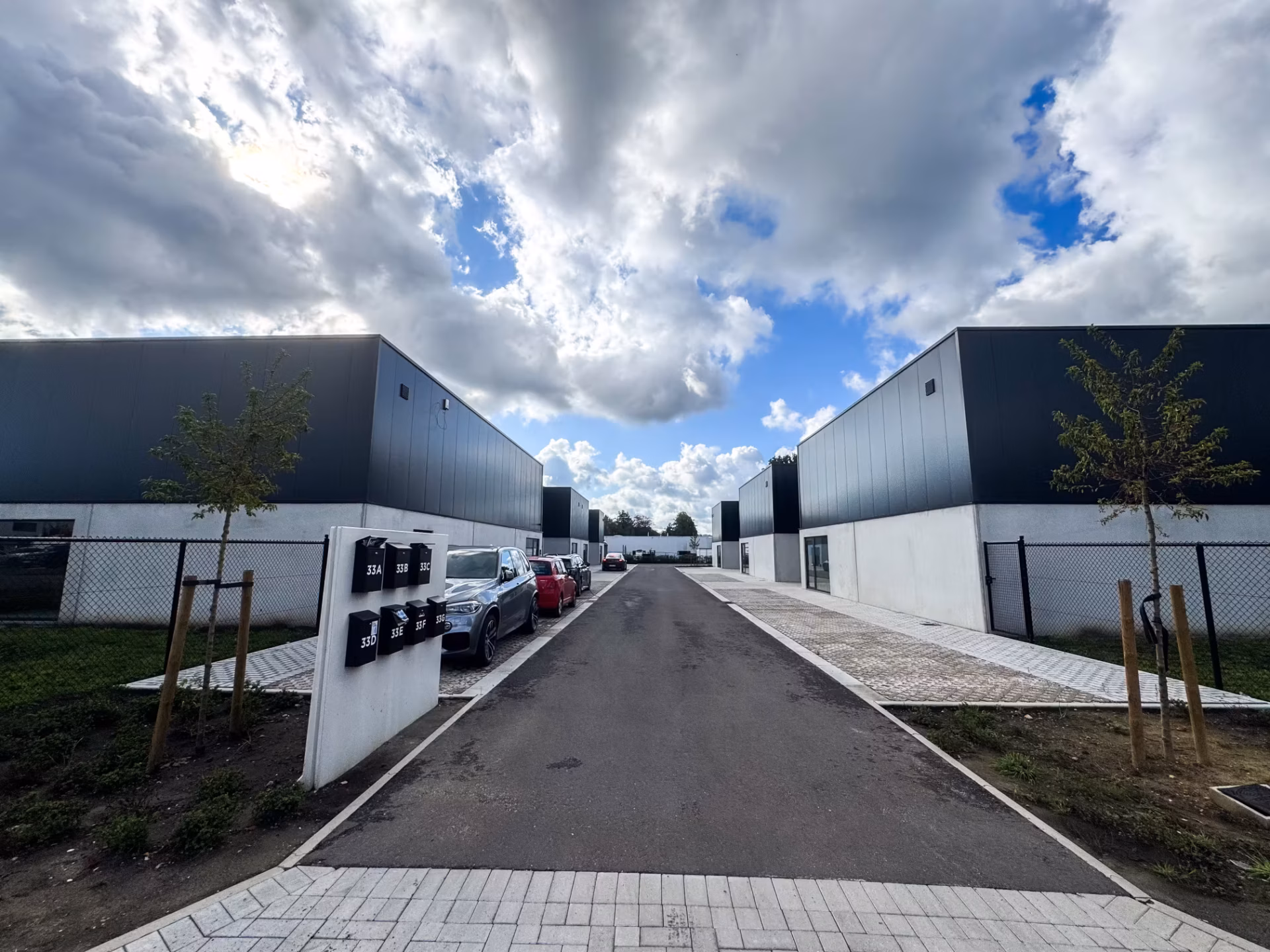 Bedrijvenpark Reservorenstraat in Beringen met zeven KMO units, gebouwd door Derdaele+