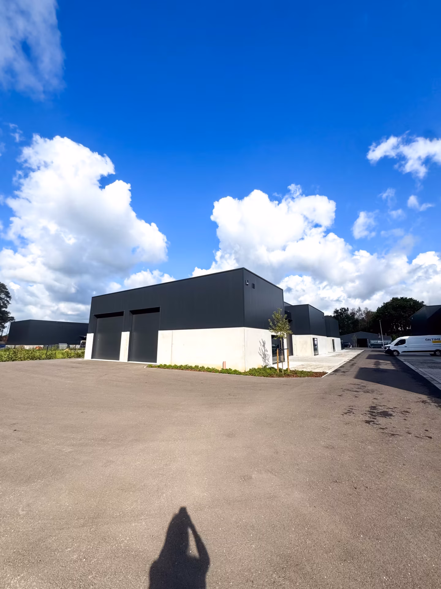 Bedrijvenpark Reservorenstraat in Beringen met zeven KMO units, gebouwd door Derdaele+
