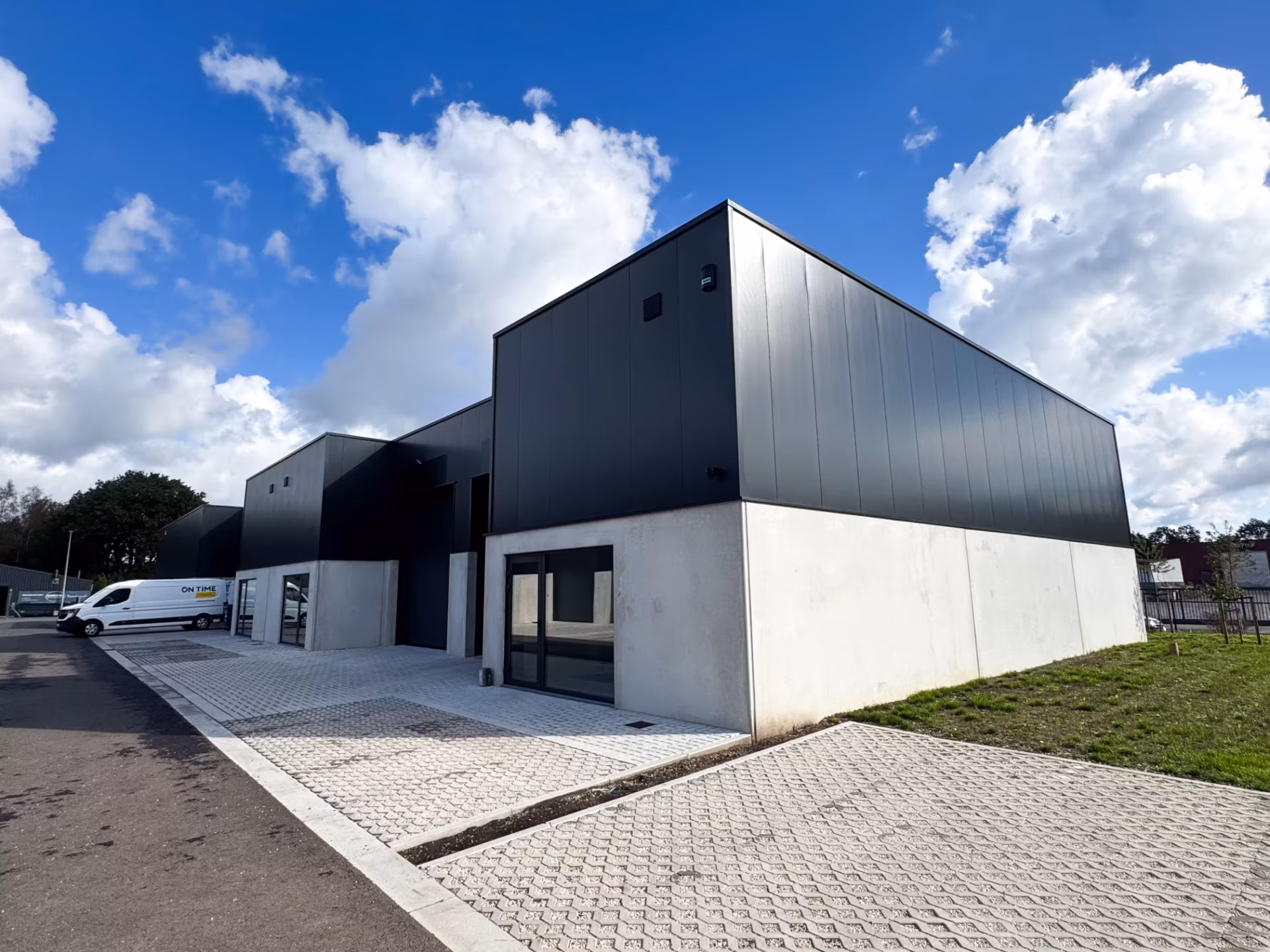 Bedrijvenpark Reservorenstraat in Beringen met zeven KMO units, gebouwd door Derdaele+