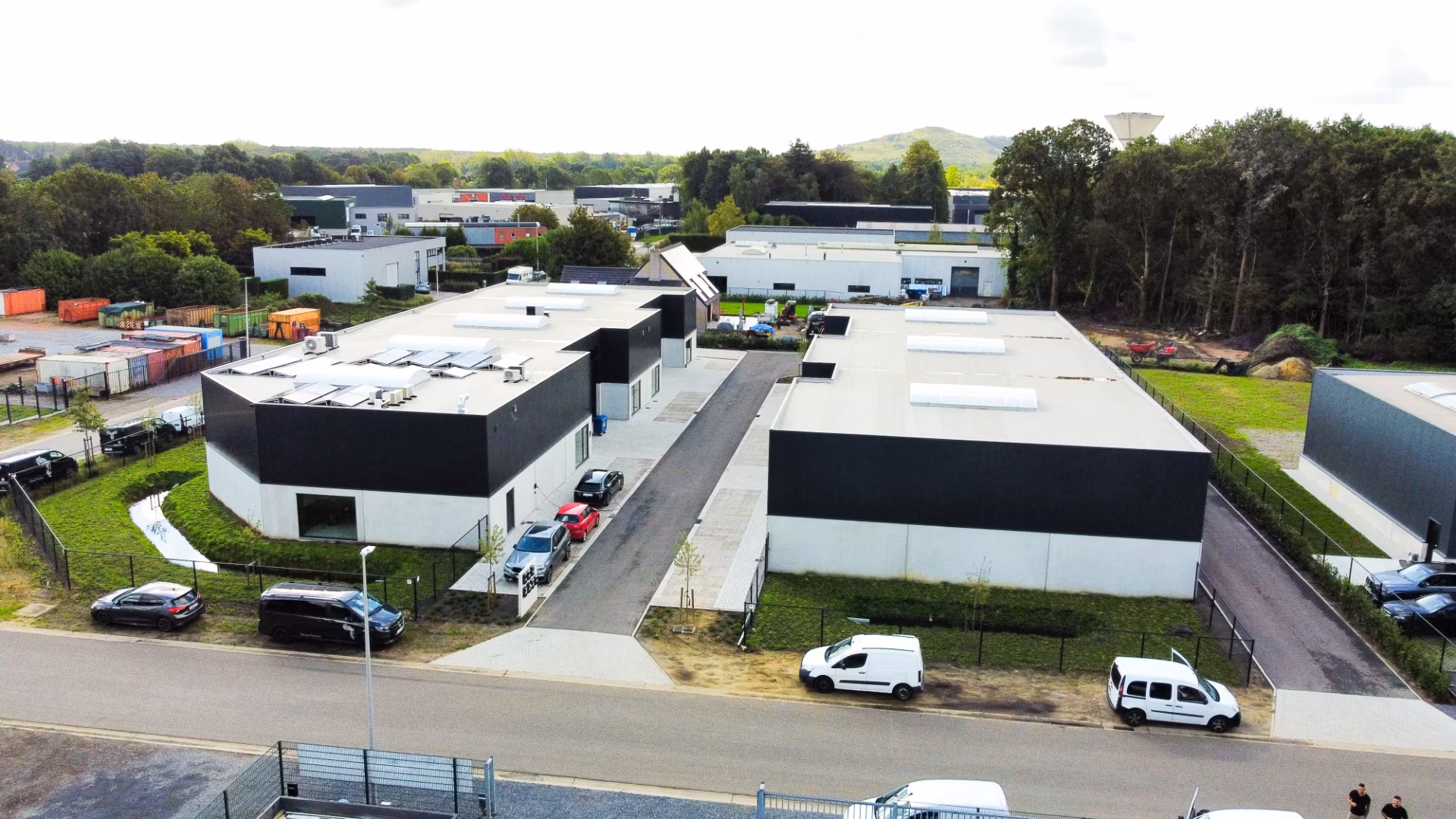 Bedrijvenpark Reservorenstraat in Beringen met zeven KMO units, gebouwd door Derdaele+