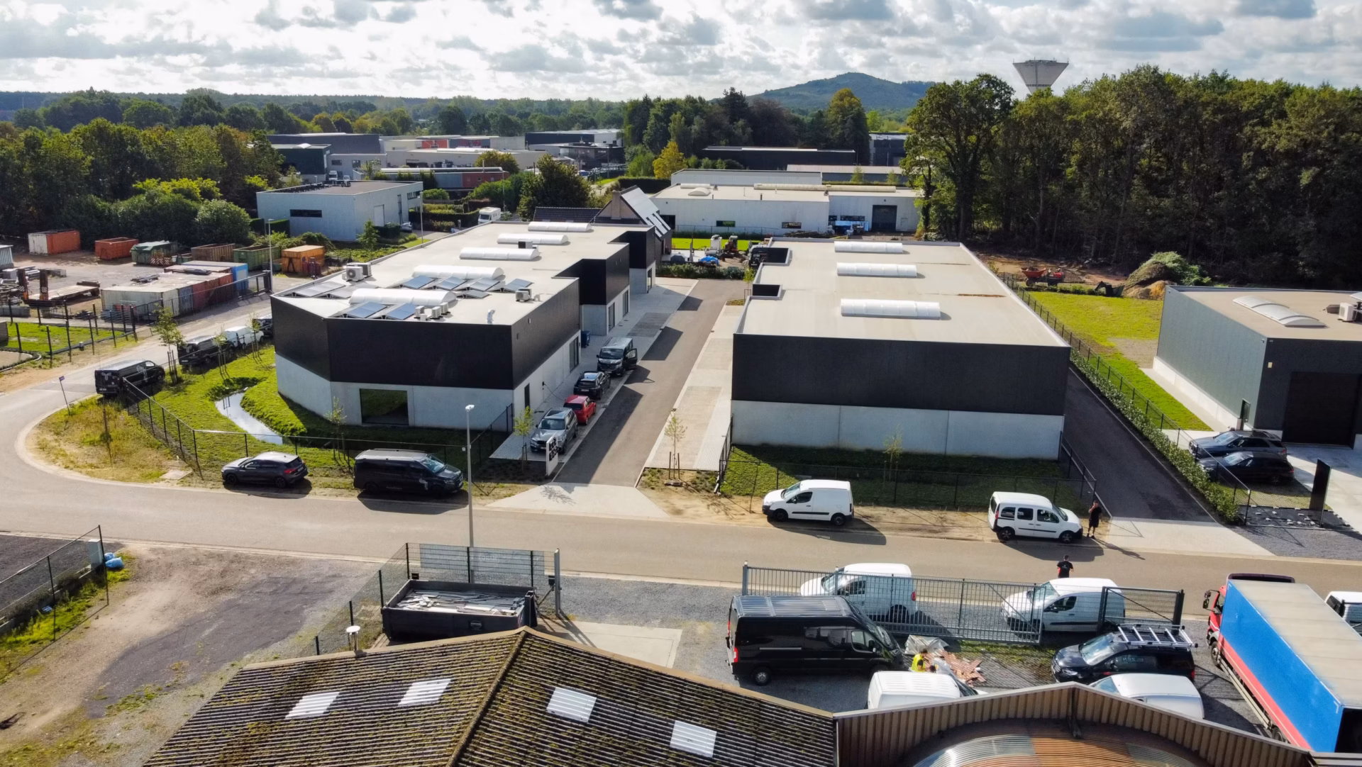 Bedrijvenpark Reservorenstraat in Beringen met zeven KMO units, gebouwd door Derdaele+
