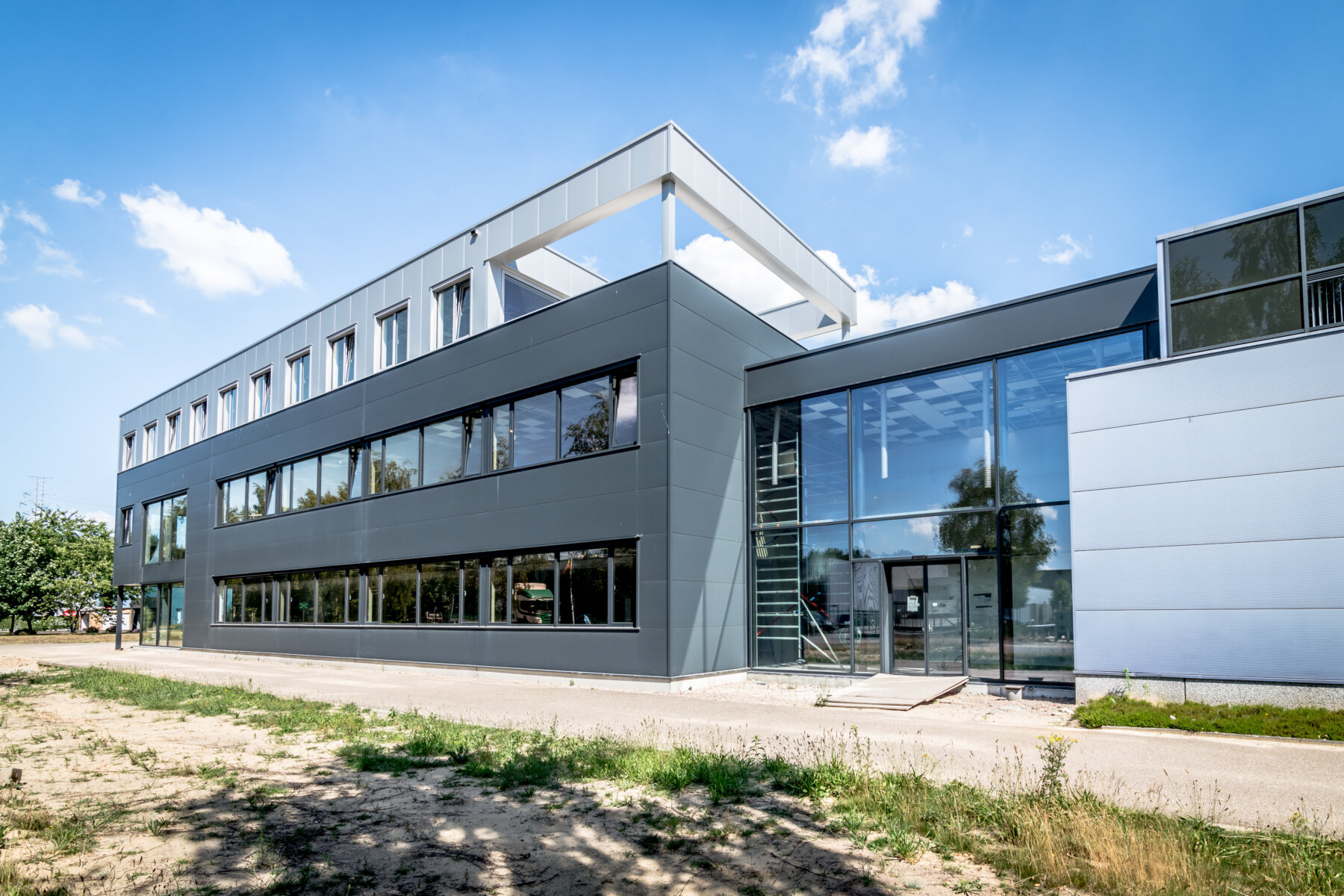 Kantoorbouw en showroom uitbreiding in Pelt