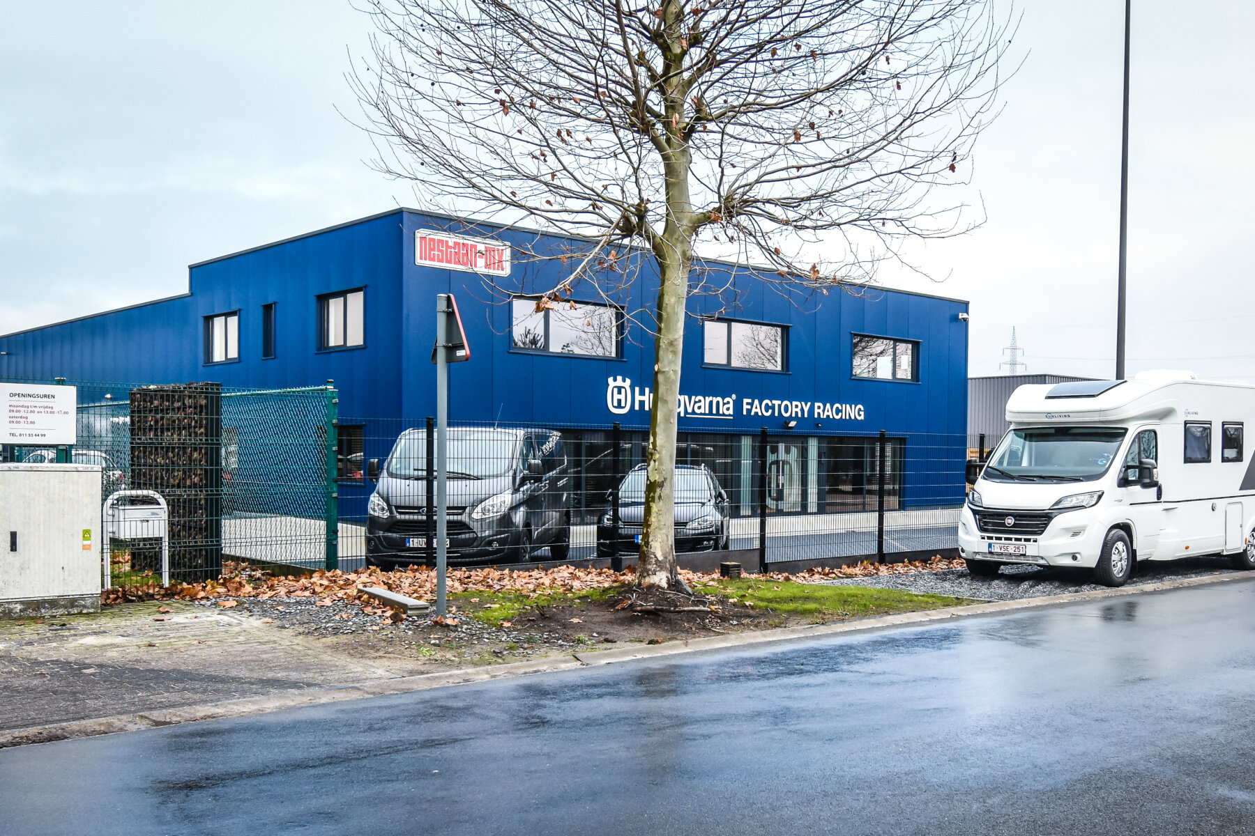 Bedrijfsgebouw van Husqvarna Racing in Lommel met blauwe gevel en grote raampartijen