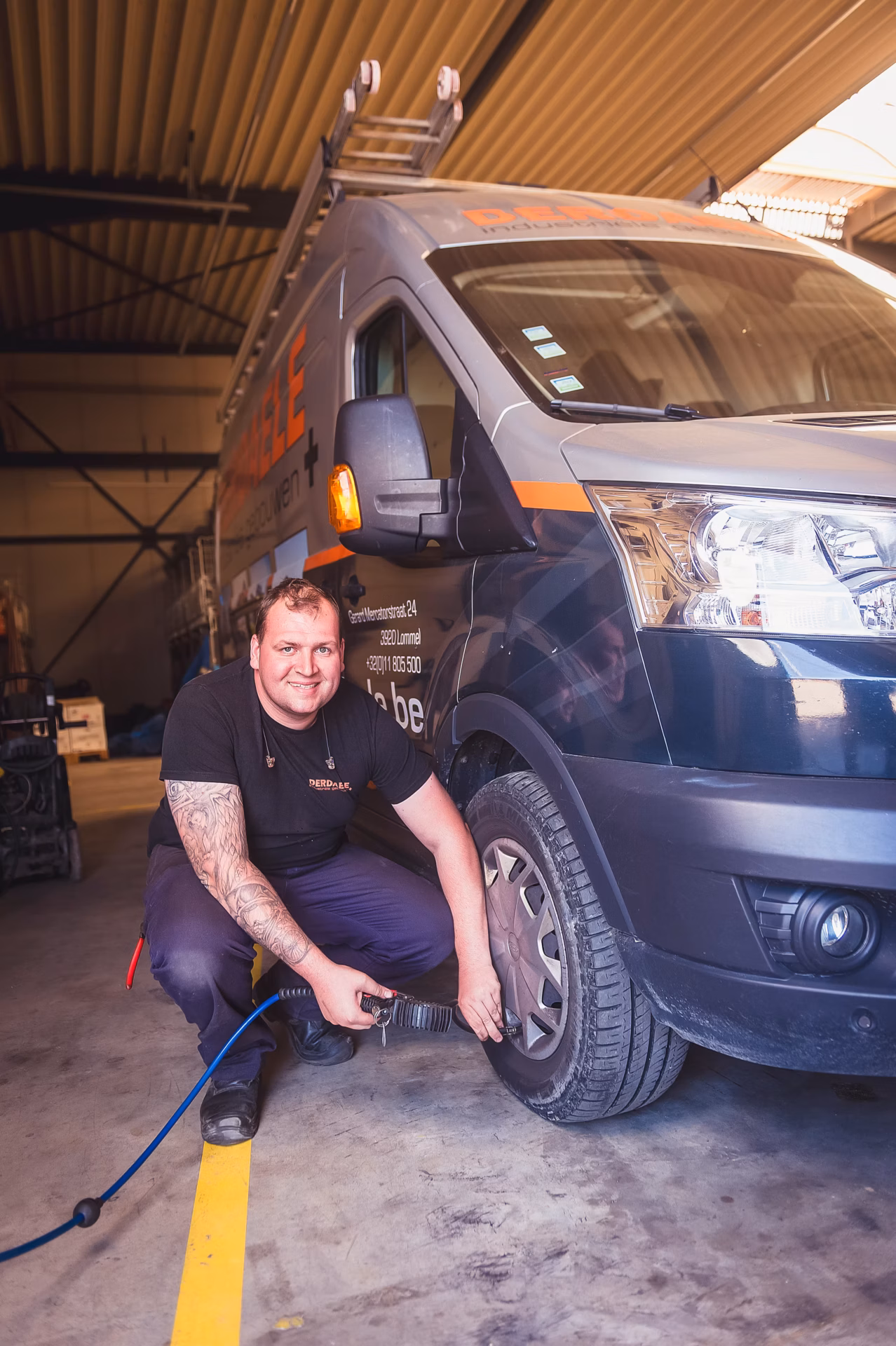 Veilig werken bij Derdaele+ met aandacht voor veiligheidsmaatregelen en machines.