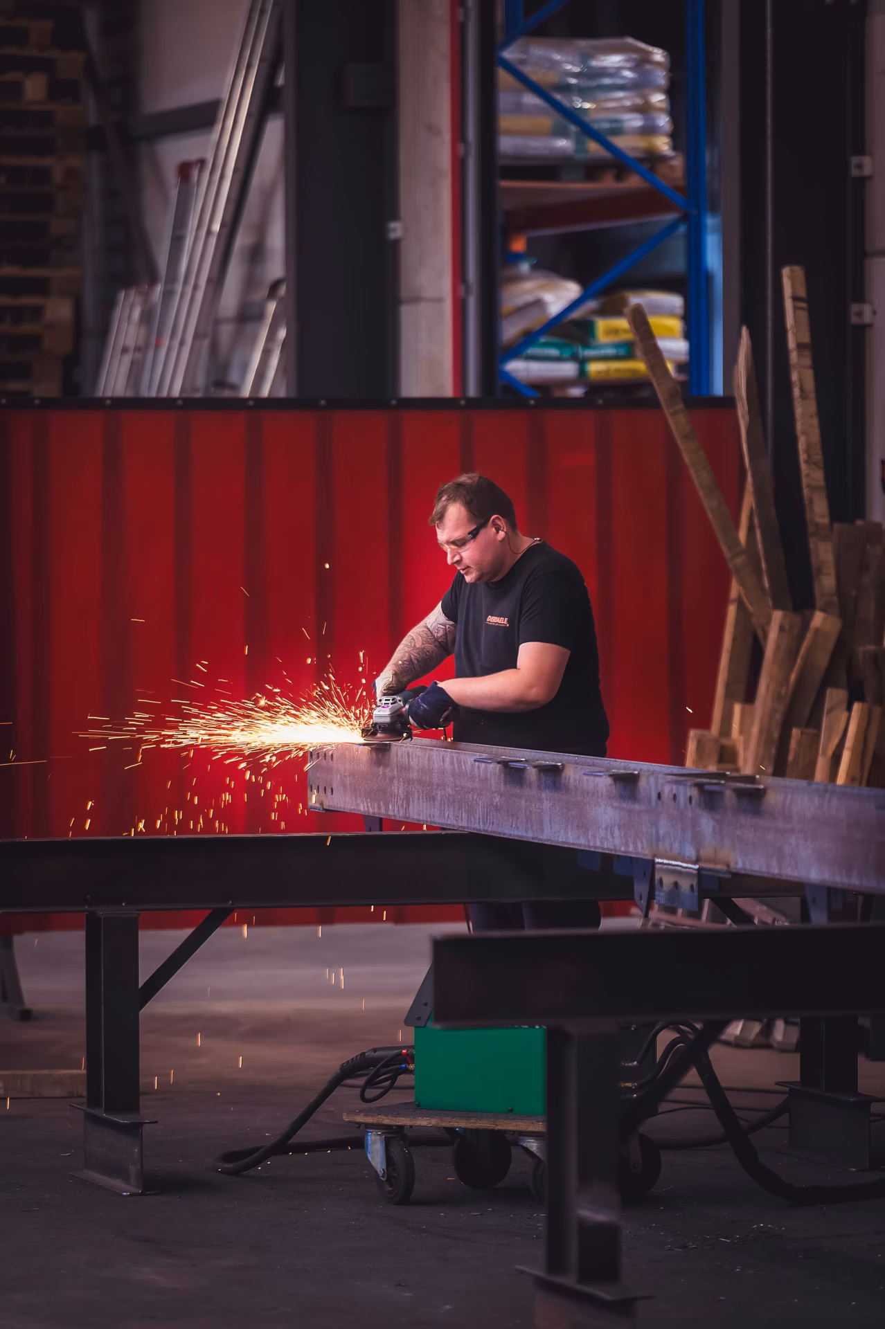 Staalprofielen worden op maat gezaagd in het atelier van Derdaele+
