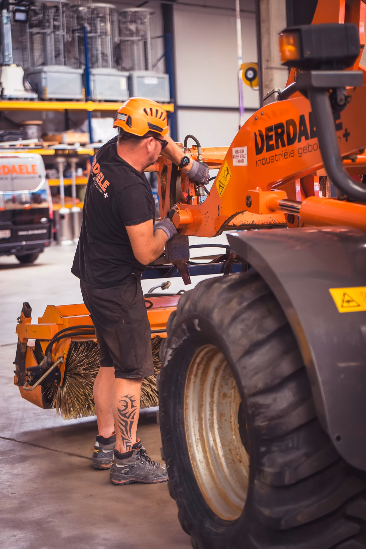 Veilig werken bij Derdaele+ met aandacht voor veiligheidsmaatregelen en machines.