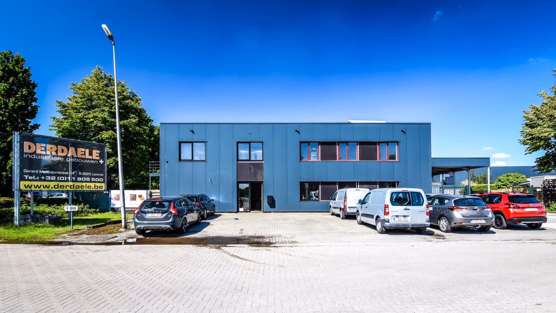 Bedrijfshal van Parket Kerkhofs in Peer voor renovatie door Derdaele+