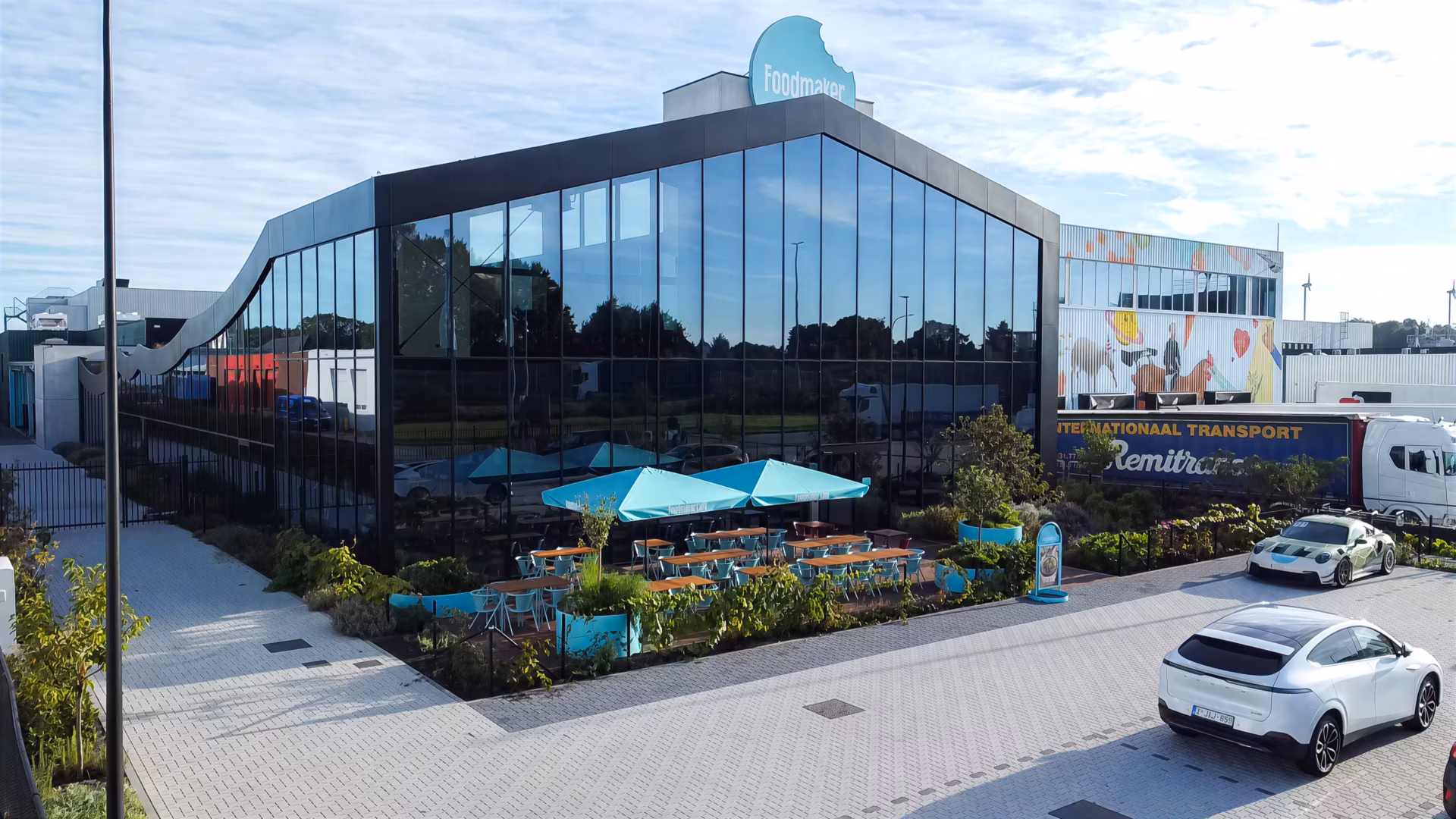 Nieuw hoofdkantoor van Foodmaker in Westerlo met Foodmaker Café, gebouwd door Derdaele+