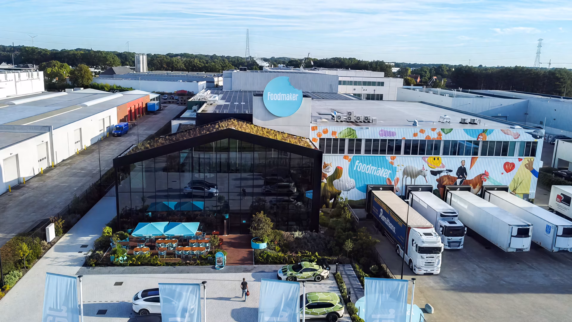 Nieuw hoofdkantoor van Foodmaker in Westerlo met Foodmaker Café, gebouwd door Derdaele+