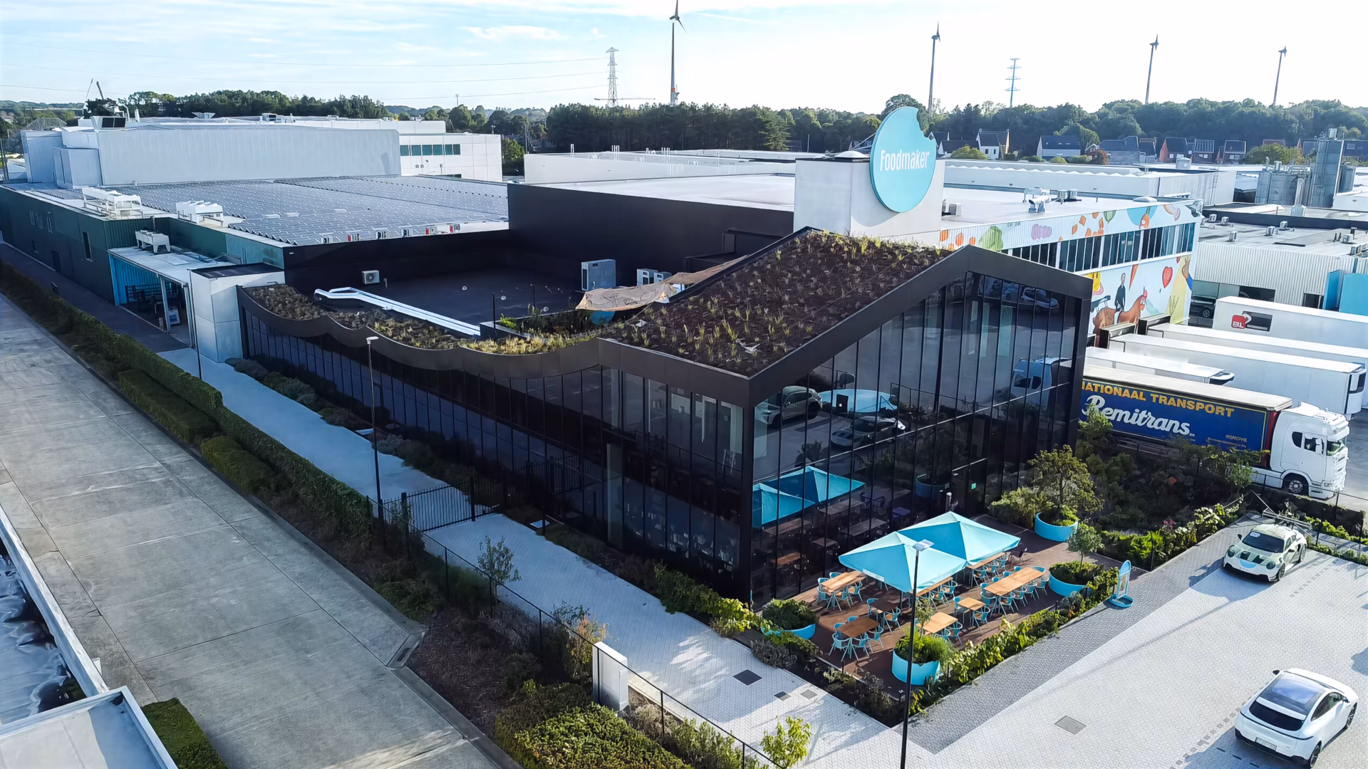 Nieuw hoofdkantoor van Foodmaker in Westerlo met Foodmaker Café, gebouwd door Derdaele+