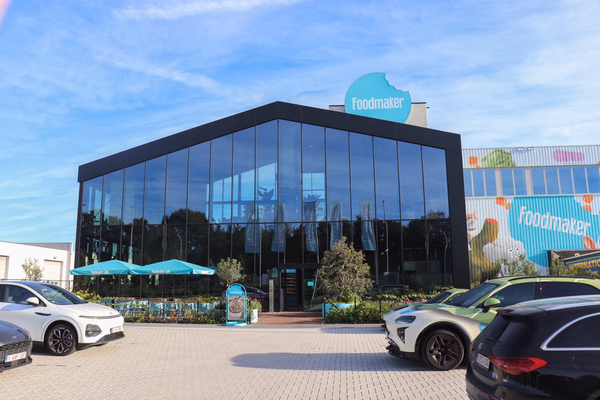 Nieuw hoofdkantoor van Foodmaker in Westerlo met Foodmaker Café, gebouwd door Derdaele+