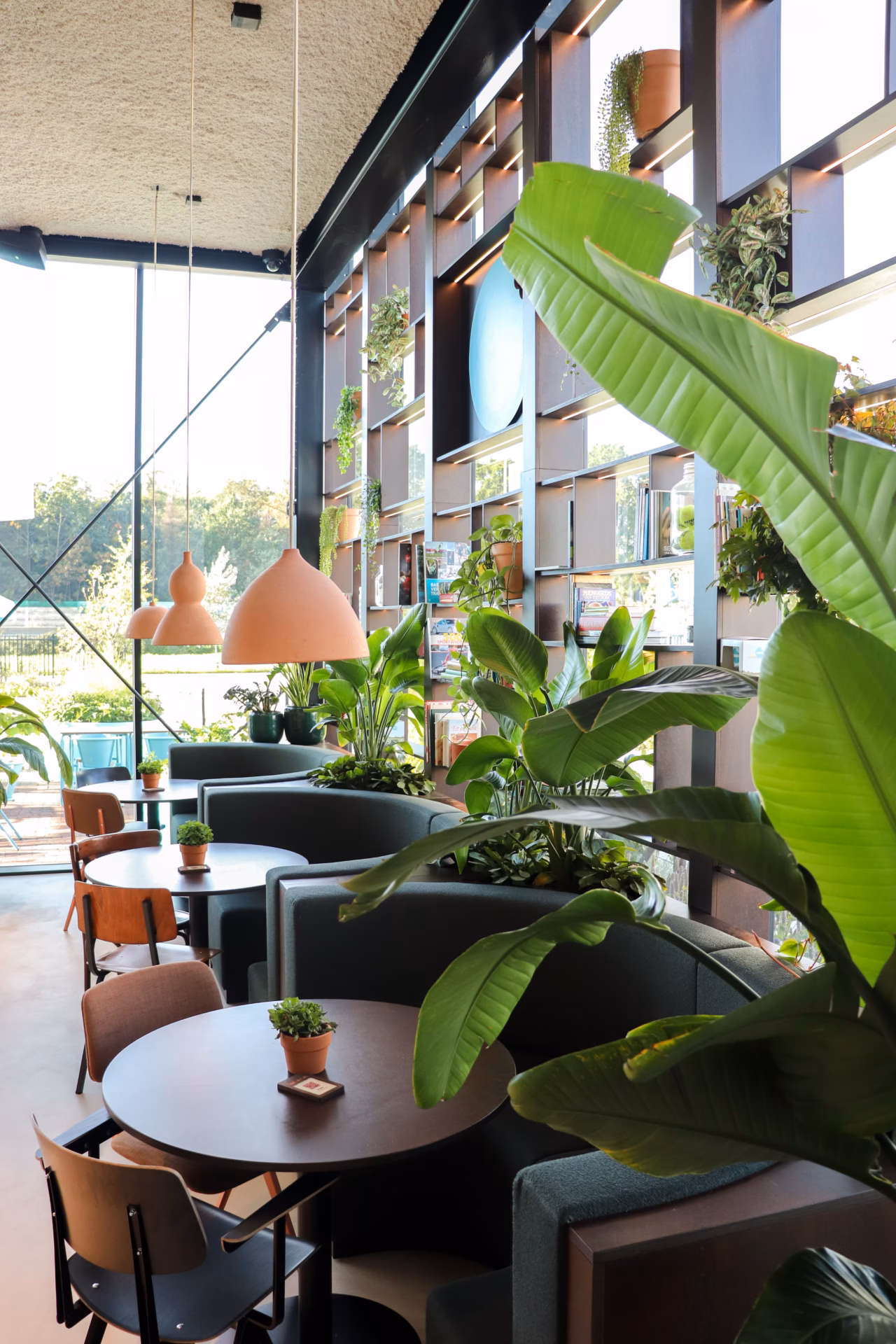 Nieuw hoofdkantoor van Foodmaker in Westerlo met Foodmaker Café, gebouwd door Derdaele+