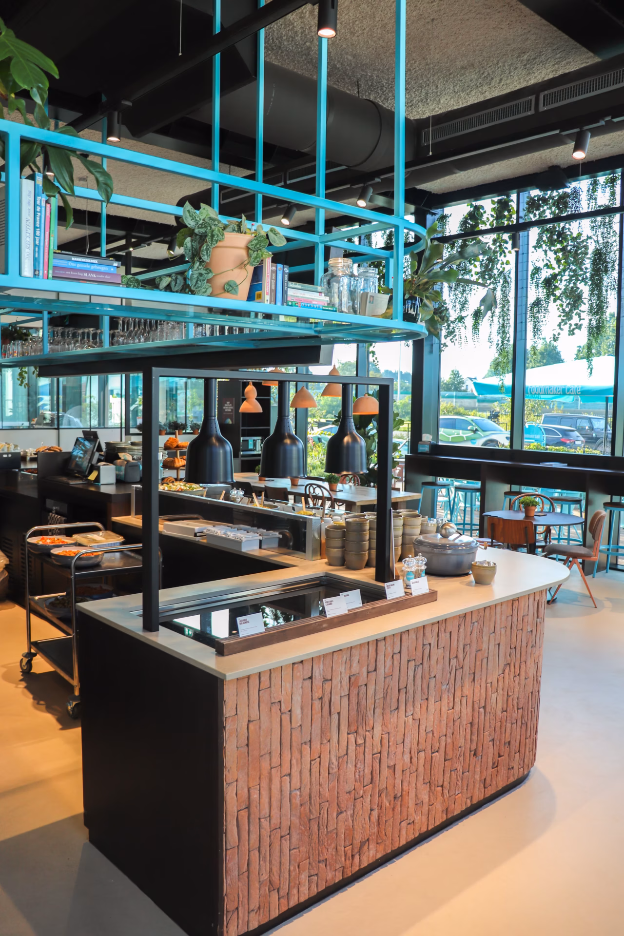 Nieuw hoofdkantoor van Foodmaker in Westerlo met Foodmaker Café, gebouwd door Derdaele+