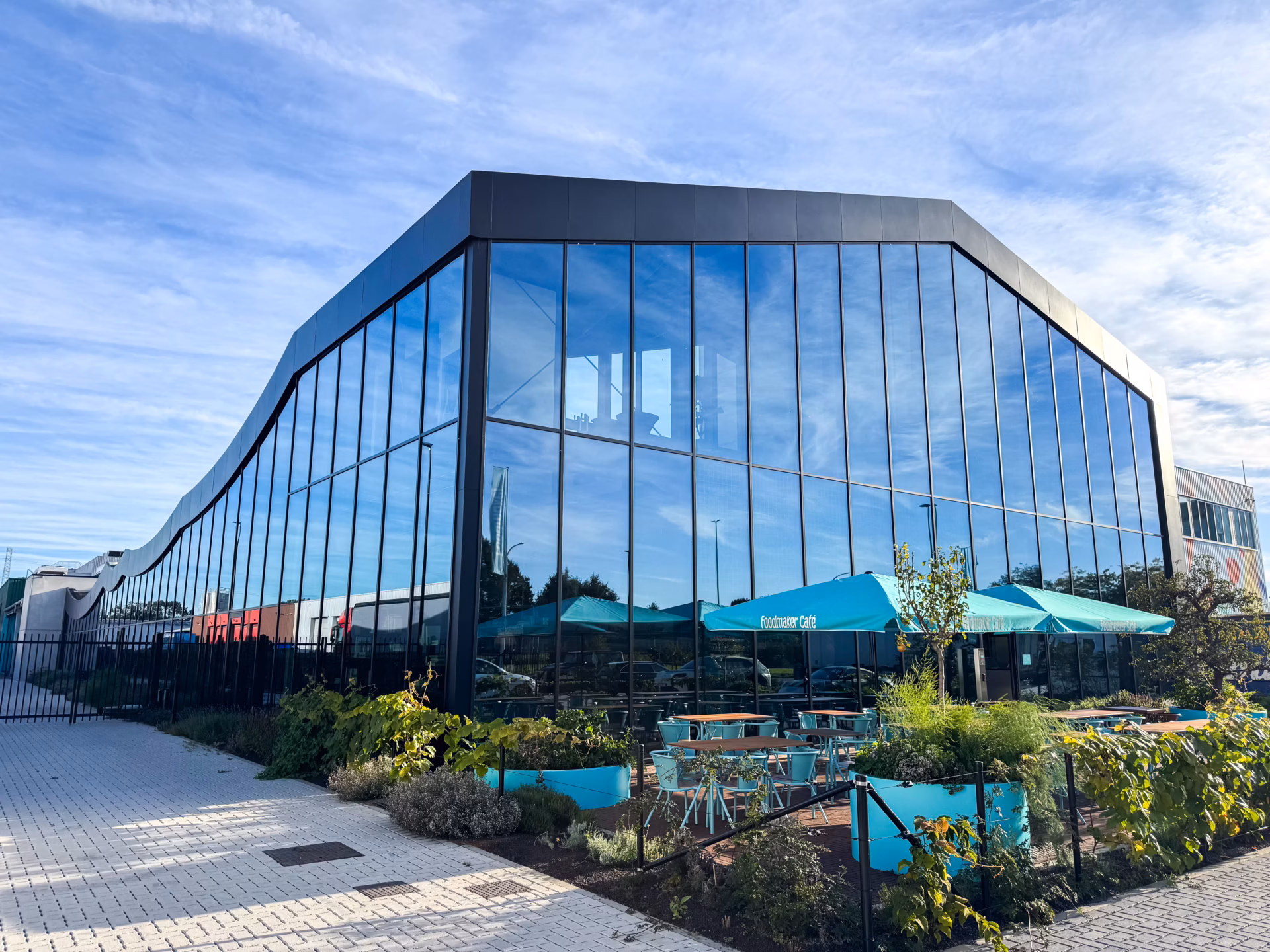 Nieuw hoofdkantoor van Foodmaker in Westerlo met Foodmaker Café, gebouwd door Derdaele+