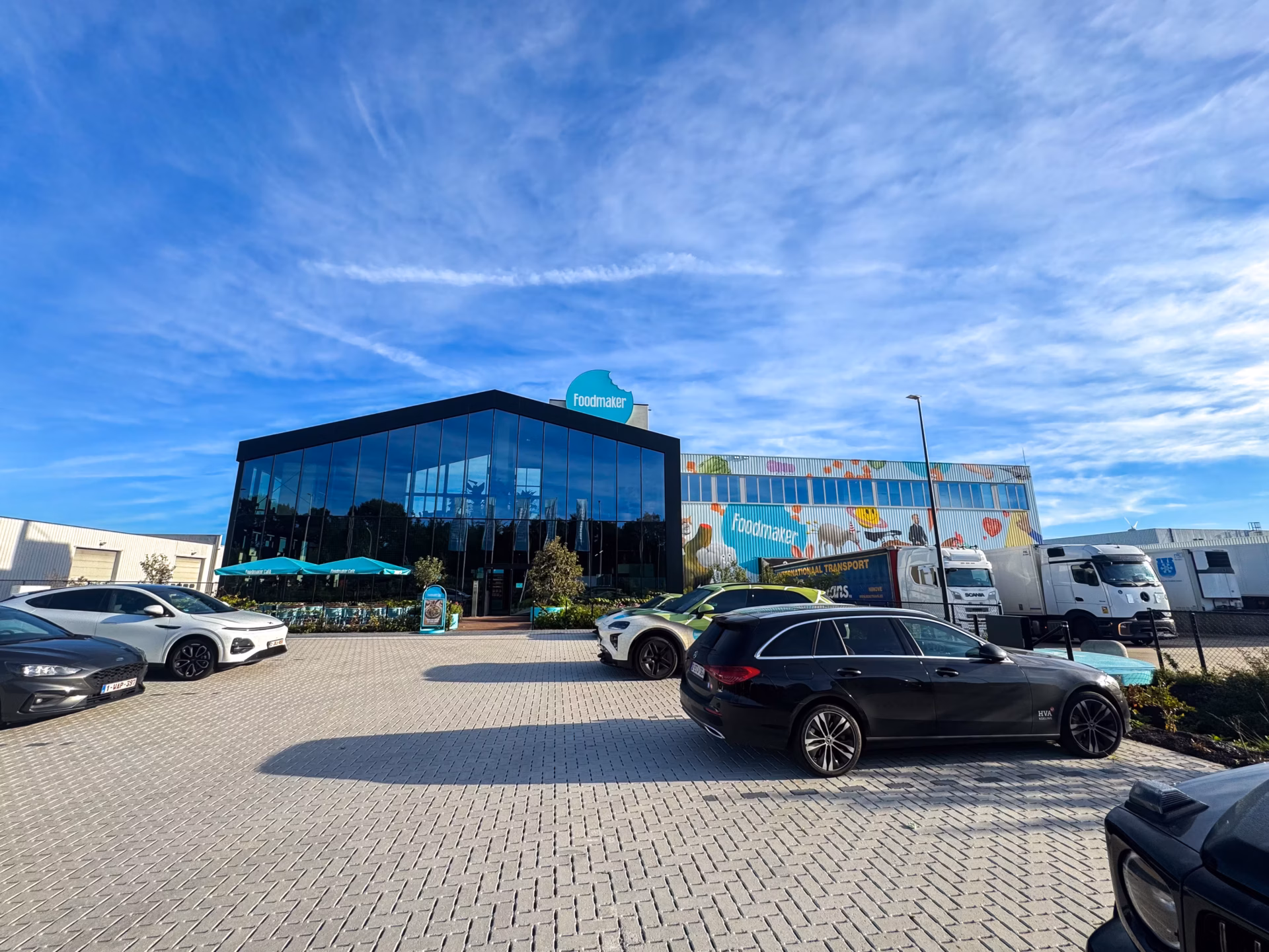 Nieuw hoofdkantoor van Foodmaker in Westerlo met Foodmaker Café, gebouwd door Derdaele+