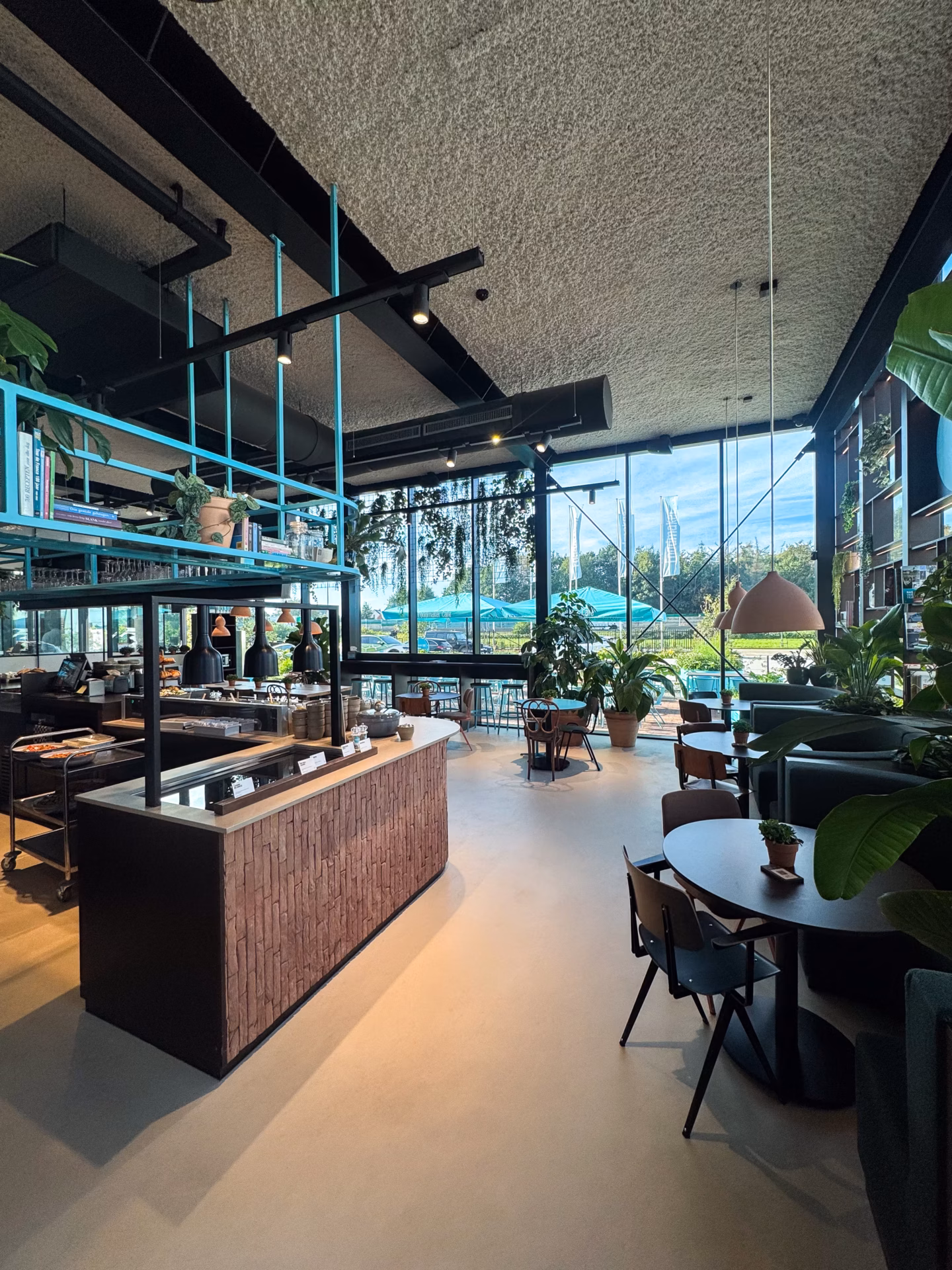 Nieuw hoofdkantoor van Foodmaker in Westerlo met Foodmaker Café, gebouwd door Derdaele+