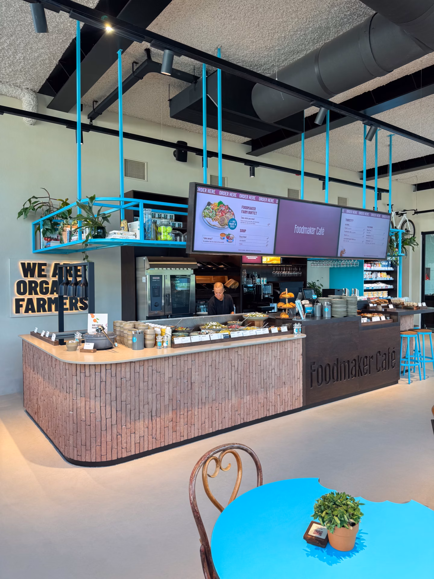 Nieuw hoofdkantoor van Foodmaker in Westerlo met Foodmaker Café, gebouwd door Derdaele+