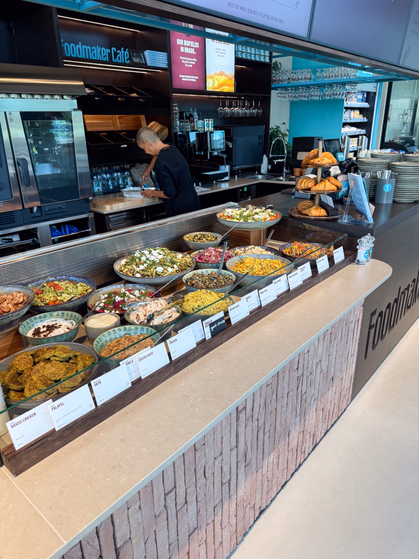 Nieuw hoofdkantoor van Foodmaker in Westerlo met Foodmaker Café, gebouwd door Derdaele+
