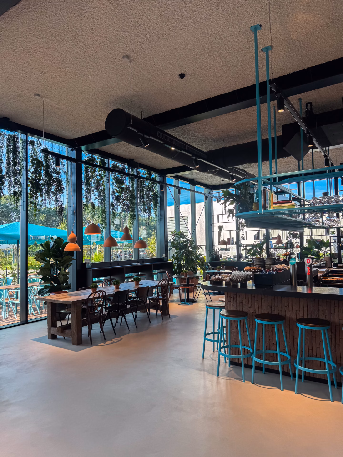 Nieuw hoofdkantoor van Foodmaker in Westerlo met Foodmaker Café, gebouwd door Derdaele+