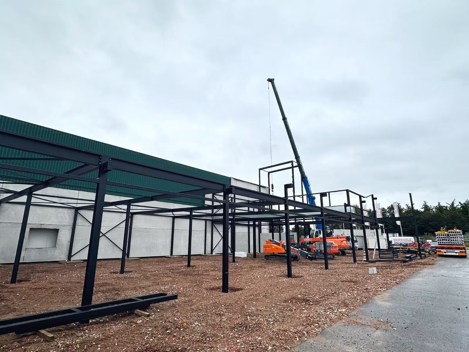Nieuw hoofdkantoor van Foodmaker in Westerlo met Foodmaker Café, gebouwd door Derdaele+
