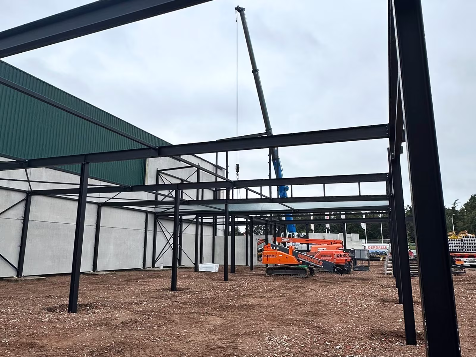 Nieuw hoofdkantoor van Foodmaker in Westerlo met Foodmaker Café, gebouwd door Derdaele+