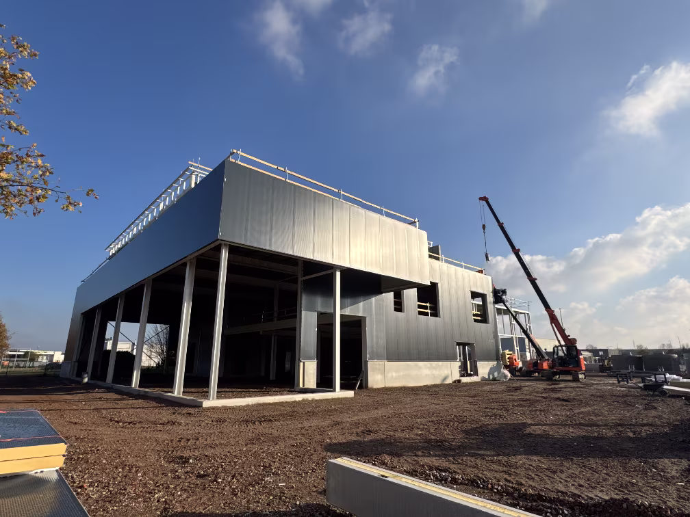 Nieuwbouw autogarage en showroom Peerlings Automotive in Lommel, gerealiseerd door Derdaele+