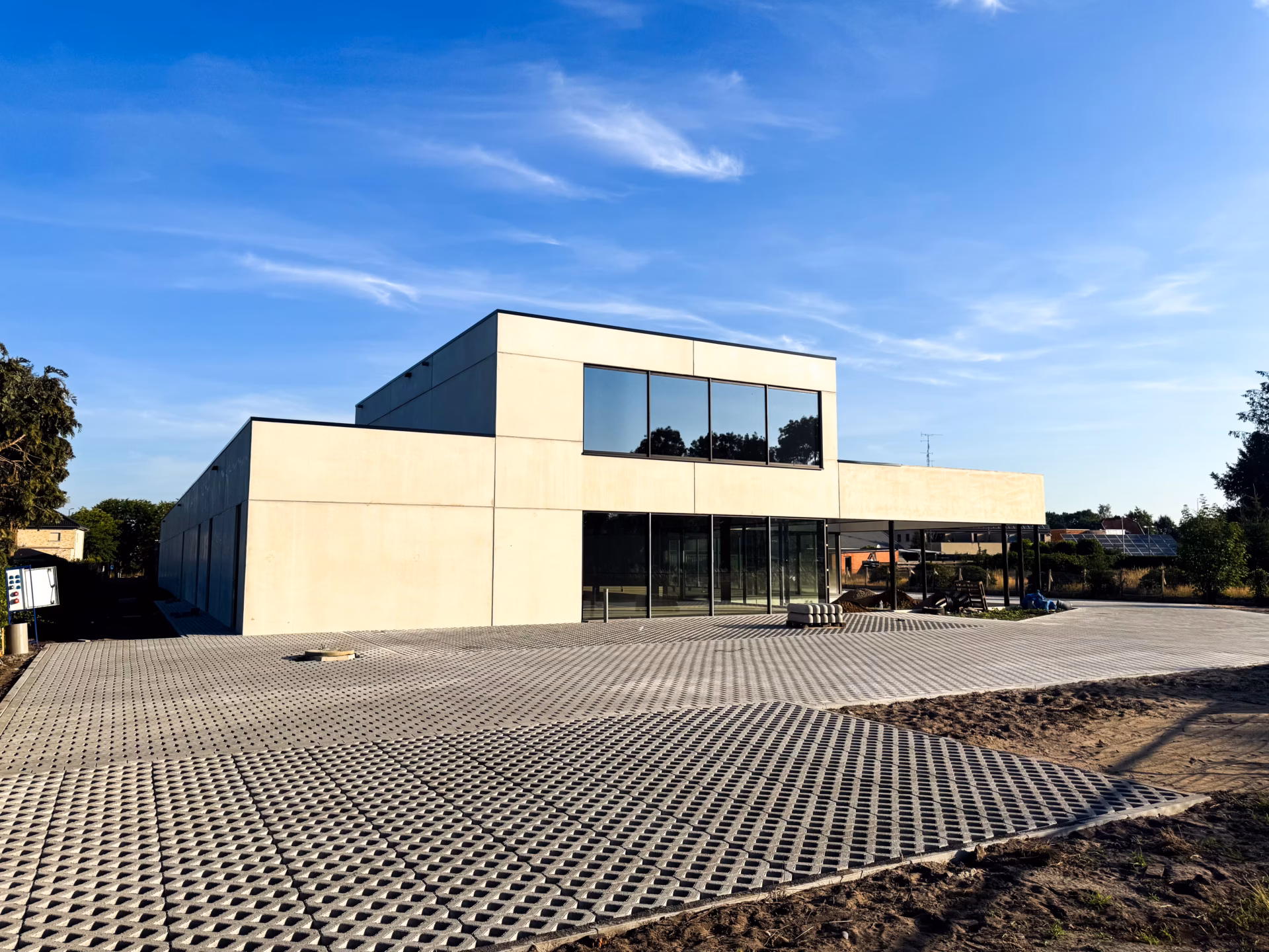 Nieuwbouw bowling in Zonhoven, gerealiseerd door Derdaele+ met een gelijkvloers en een verdieping.
