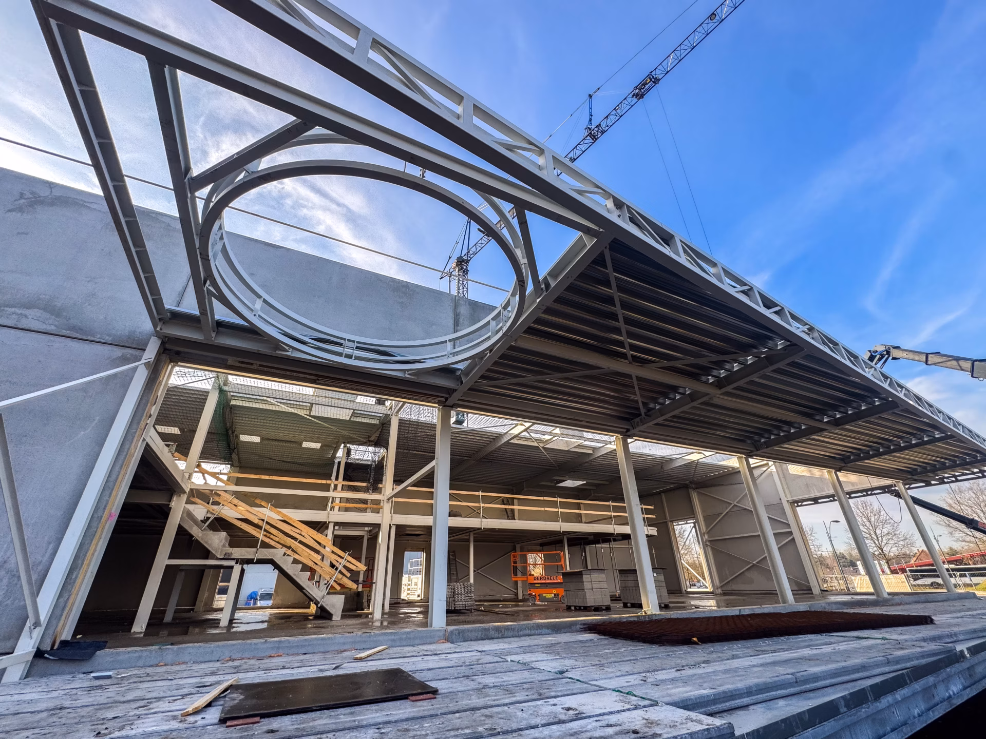 Nieuwe koffiebar Two Oh Five in Maasmechelen, gebouwd door Derdaele+ met terras en takeawaybar