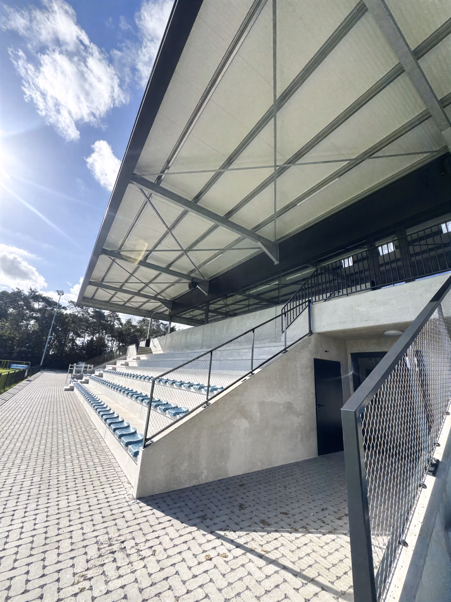 Nieuw sportcomplex met voetbaltribune en kantine van KFC Eksel, gebouwd door Derdaele+ in Limburg