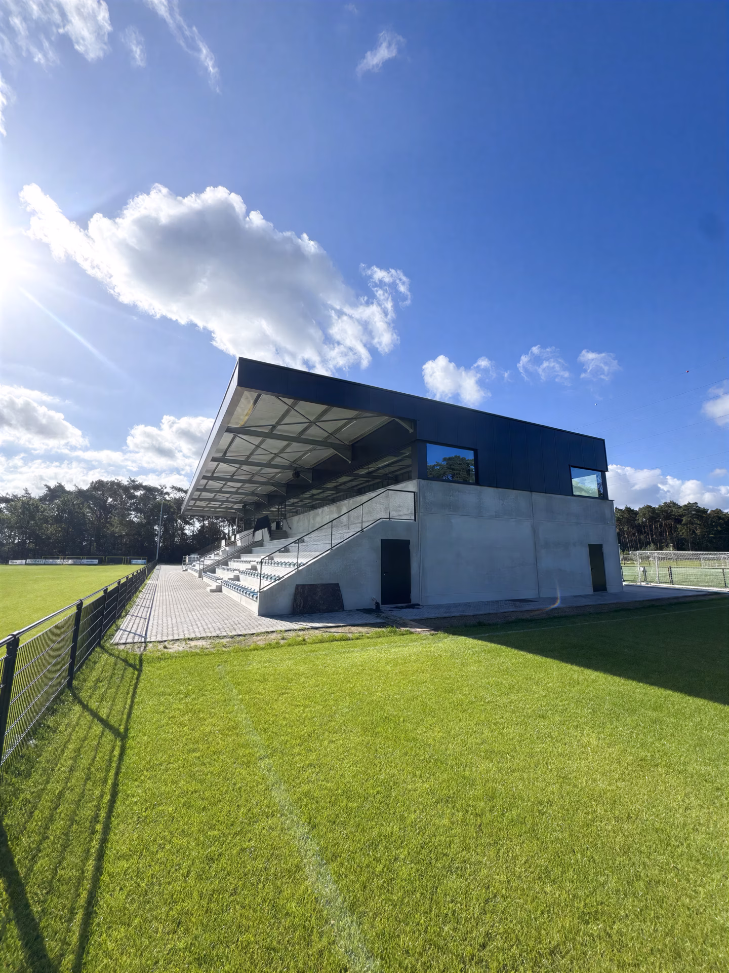 Nieuw sportcomplex met voetbaltribune en kantine van KFC Eksel, gebouwd door Derdaele+ in Limburg