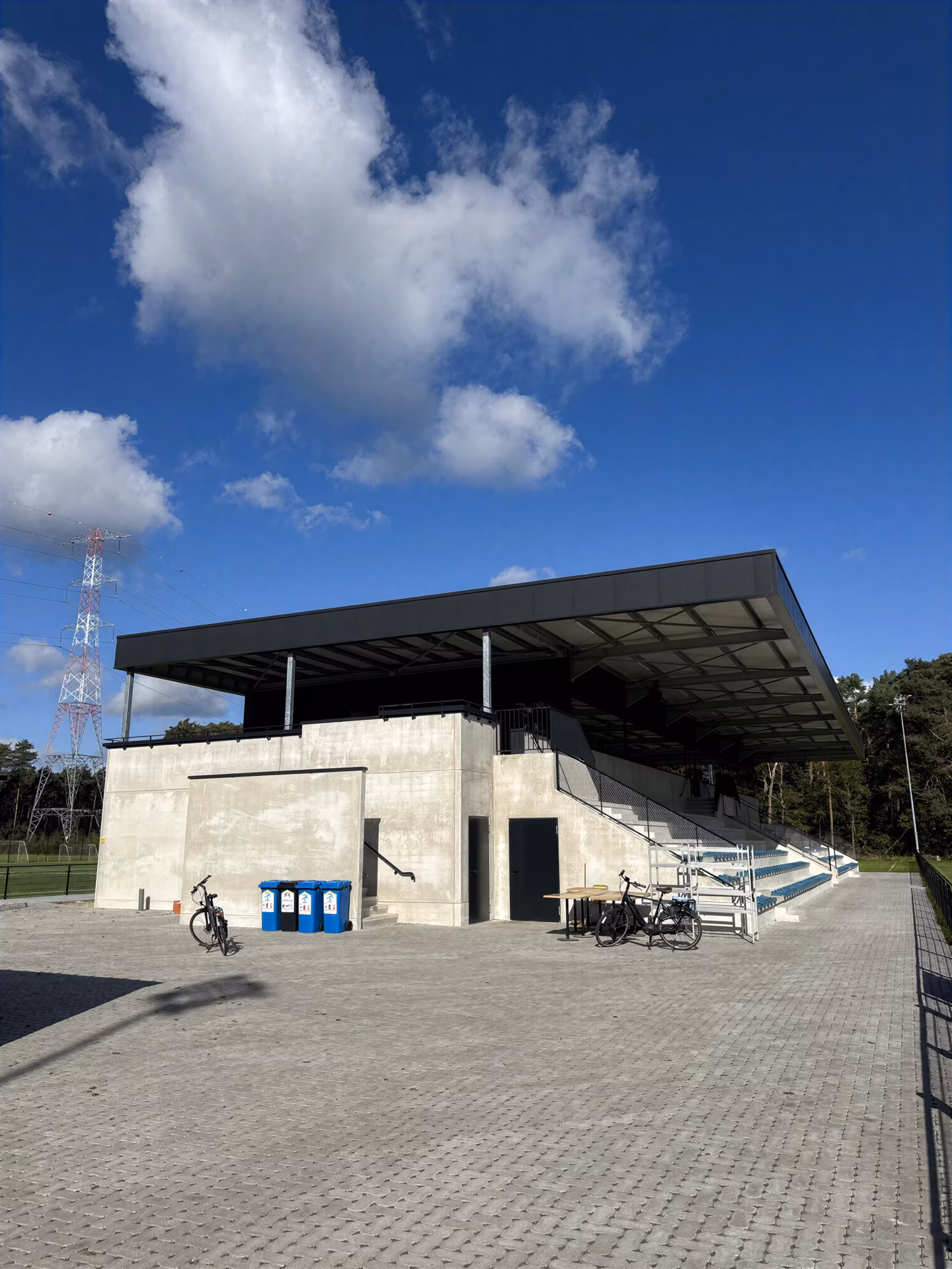 Nieuw sportcomplex met voetbaltribune en kantine van KFC Eksel, gebouwd door Derdaele+ in Limburg