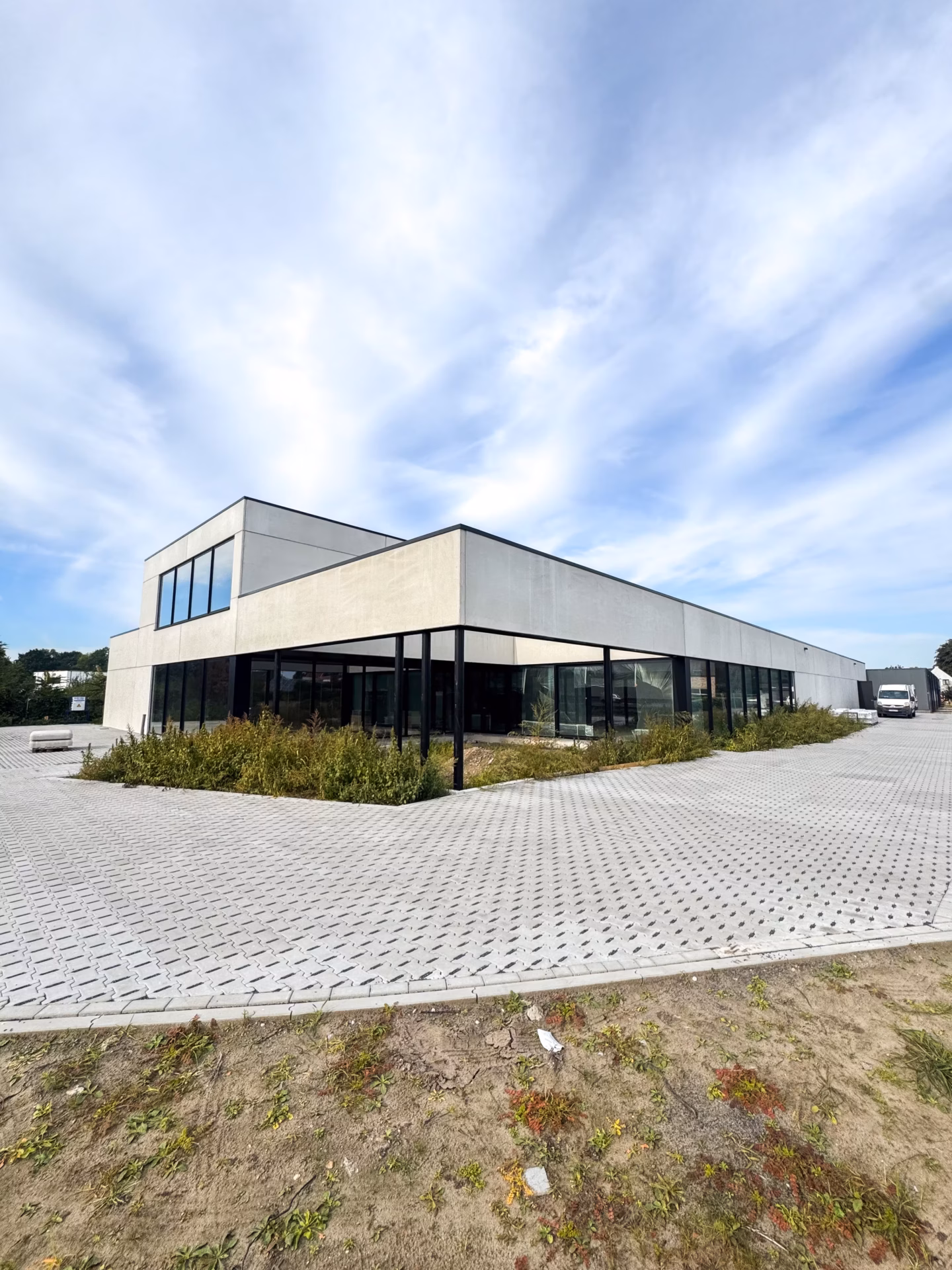 Nieuwbouw bowling in Zonhoven, gerealiseerd door Derdaele+ met een gelijkvloers en een verdieping.