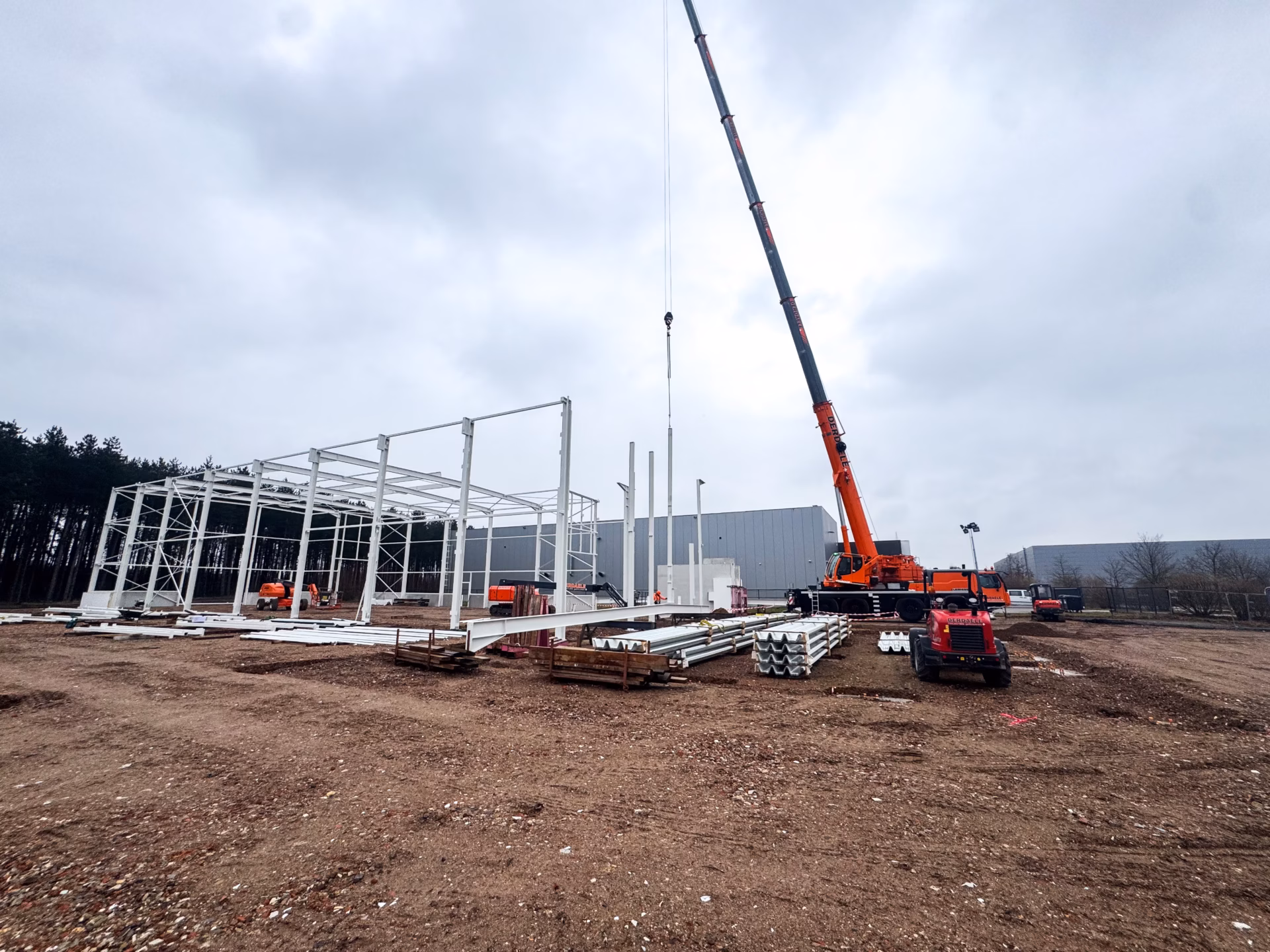Nieuw bedrijfsgebouw voor Technical Touch Racing met magazijn, mezzanine, laadkade en kantoren, gebouwd door Derdaele+