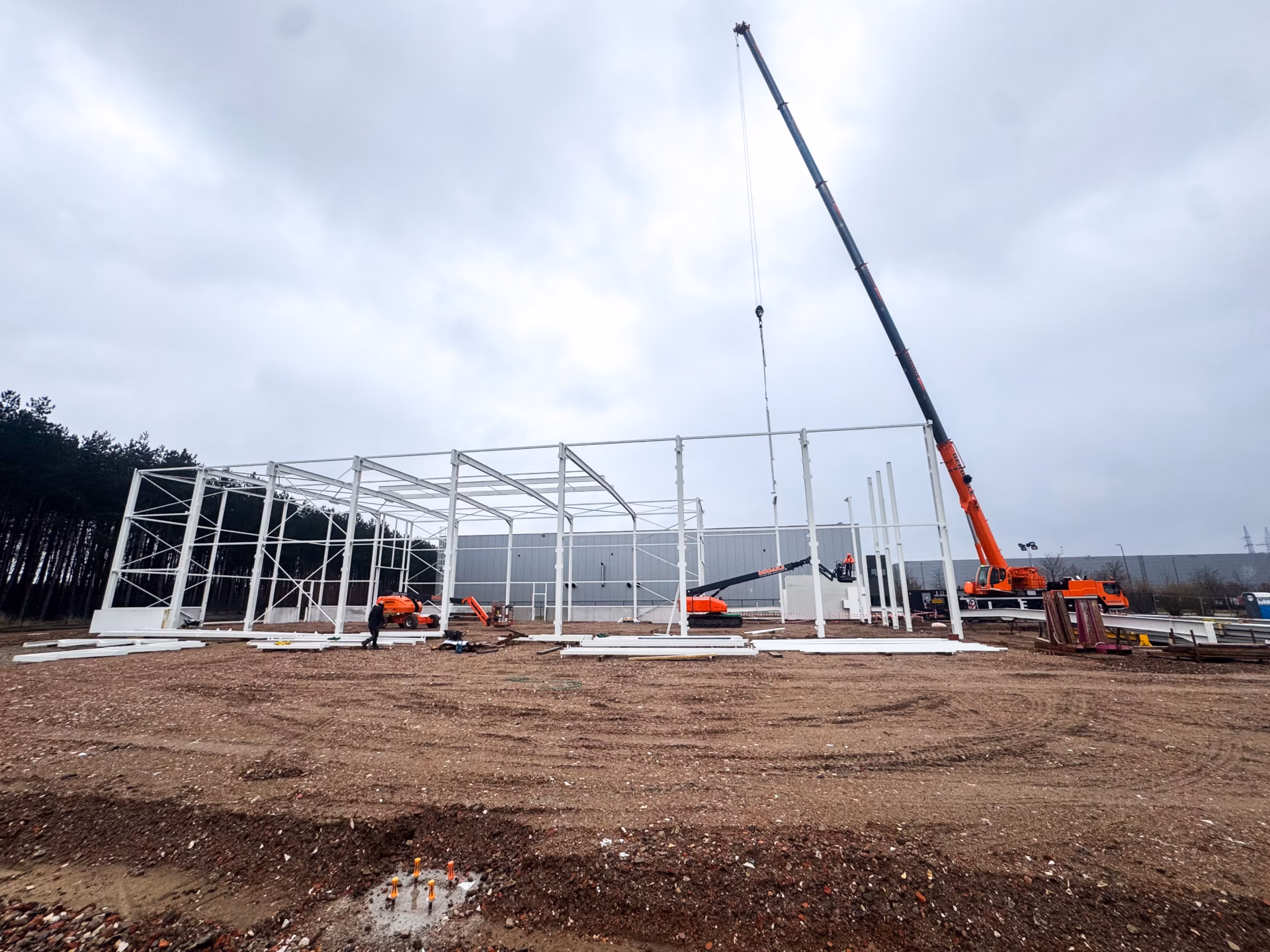 Nieuw bedrijfsgebouw voor Technical Touch Racing met magazijn, mezzanine, laadkade en kantoren, gebouwd door Derdaele+