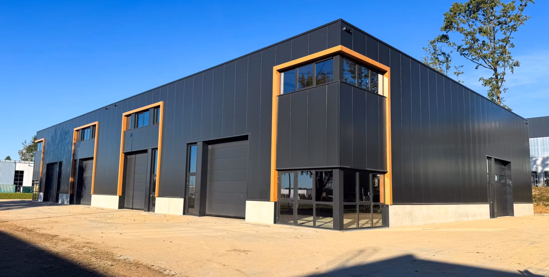 Vier nieuwe bedrijfsunits van Tools Heerlen in Nederland, gebouwd door Derdaele+