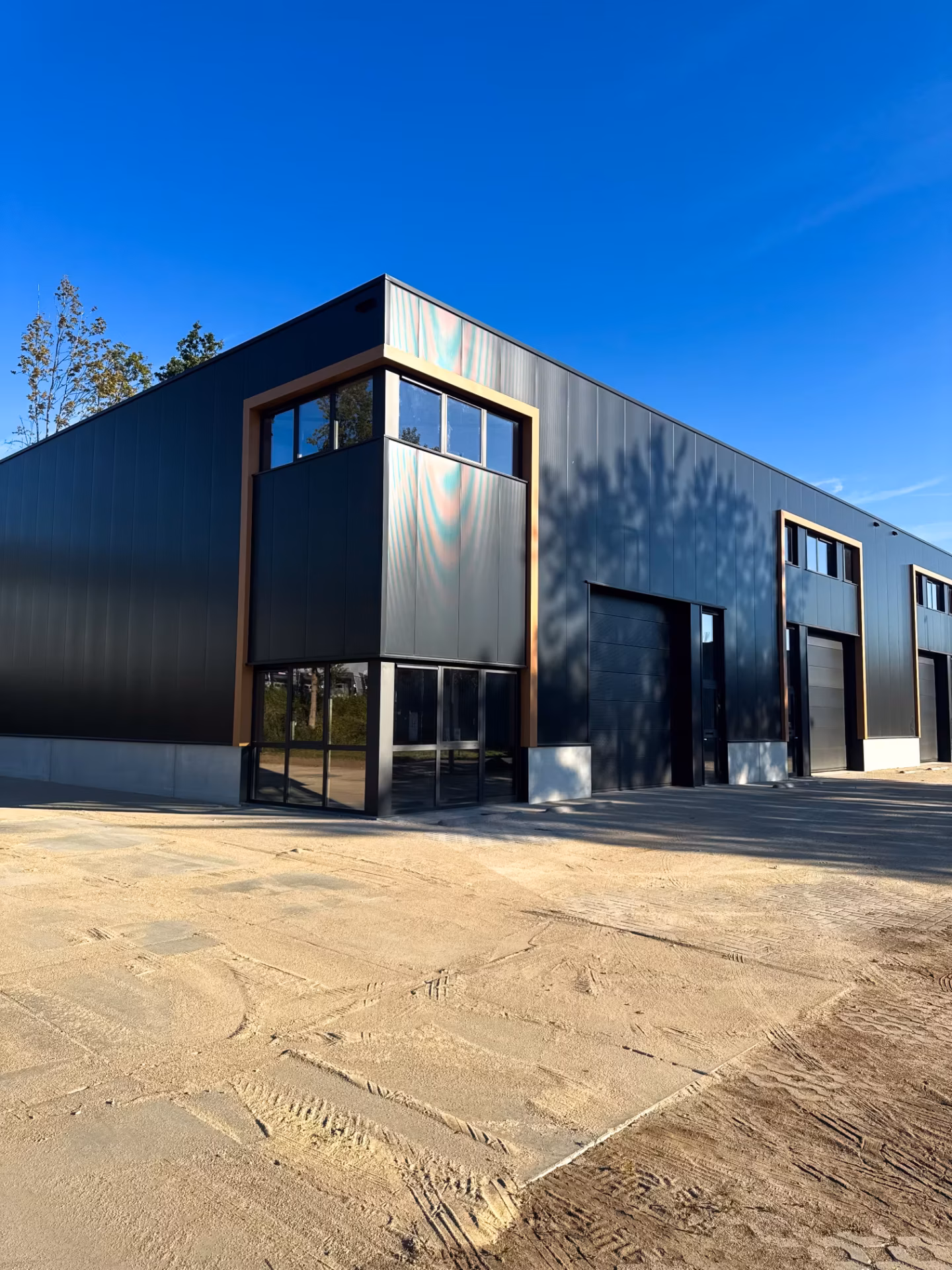 Vier nieuwe bedrijfsunits van Tools Heerlen in Nederland, gebouwd door Derdaele+