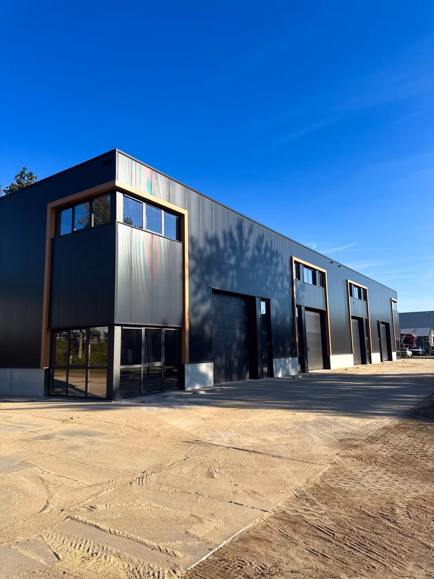 Vier nieuwe bedrijfsunits van Tools Heerlen in Nederland, gebouwd door Derdaele+