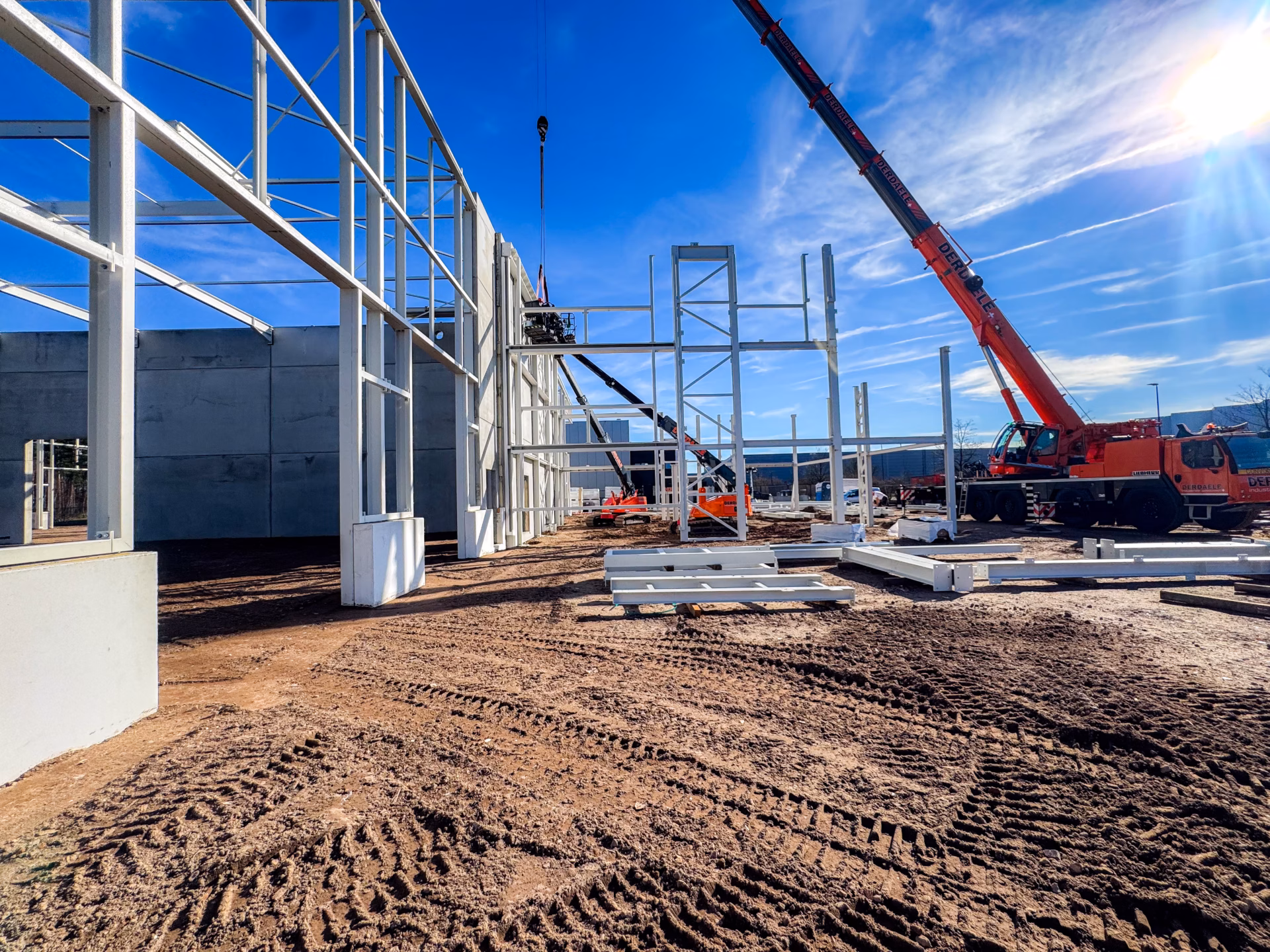 Nieuw bedrijfsgebouw voor Technical Touch Racing met magazijn, mezzanine, laadkade en kantoren, gebouwd door Derdaele+