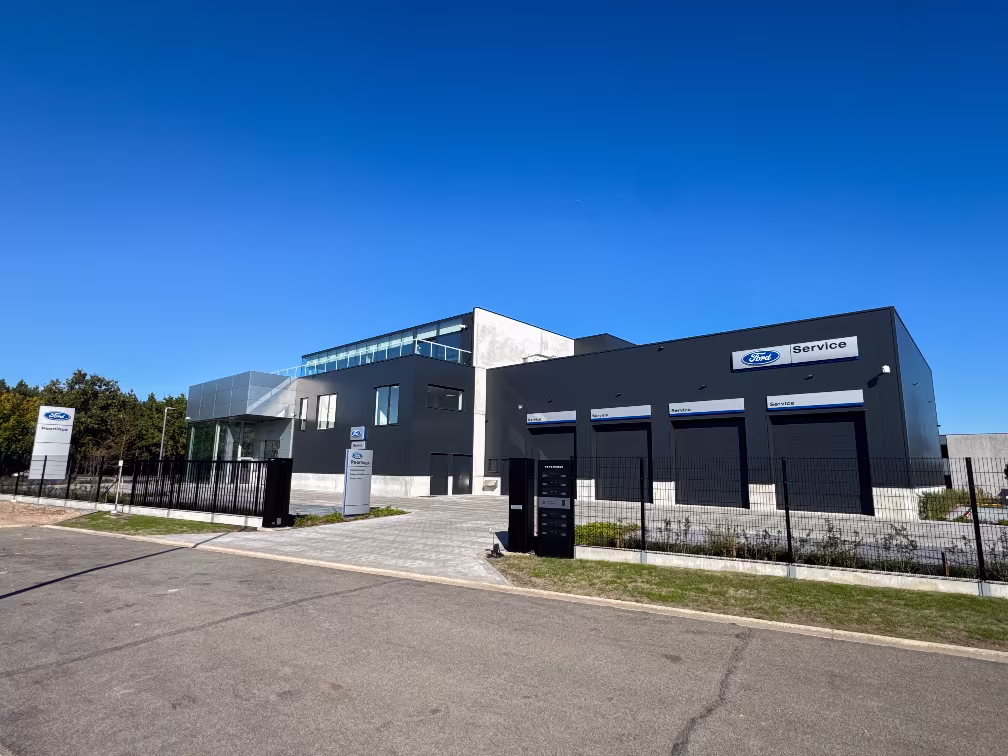 Nieuwbouw autogarage en showroom Peerlings Automotive in Lommel, gerealiseerd door Derdaele+